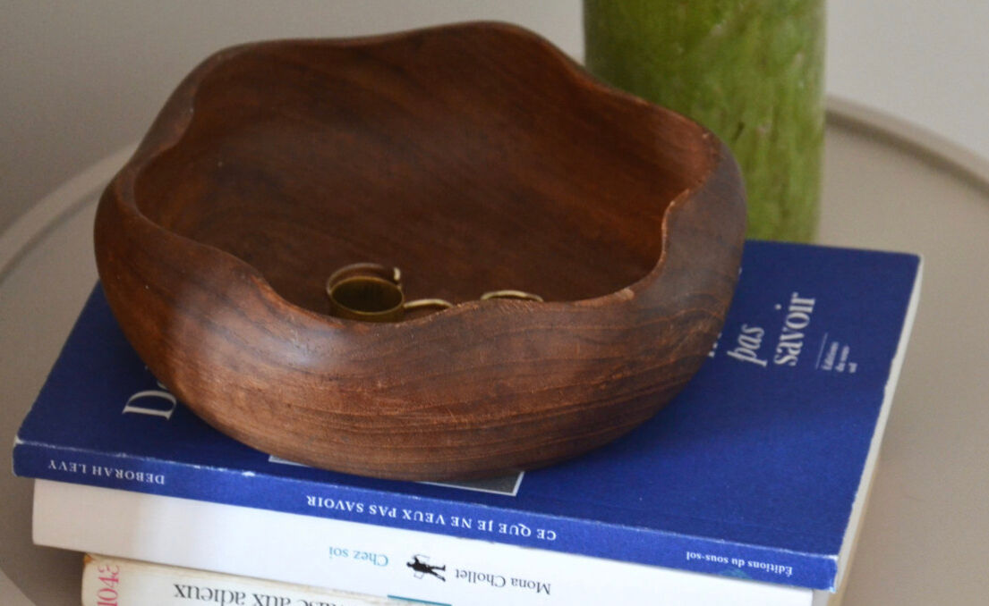 Wooden pocket tray with wavy edges