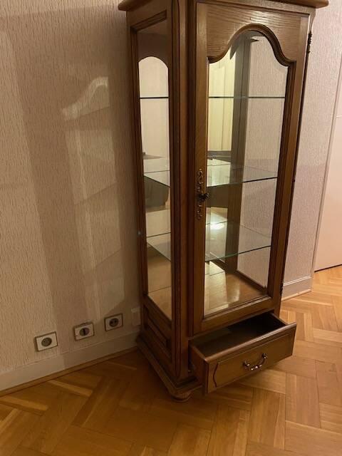 Solid display cabinet with 1 drawer