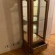 Solid display cabinet with 1 drawer