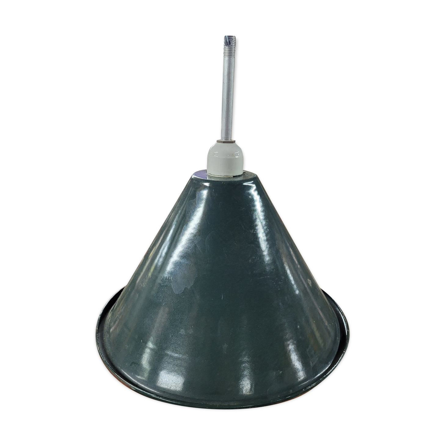 Green and white enamelled suspension