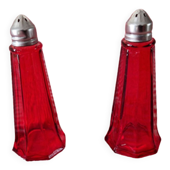 Salière et poivrière en verre rouge