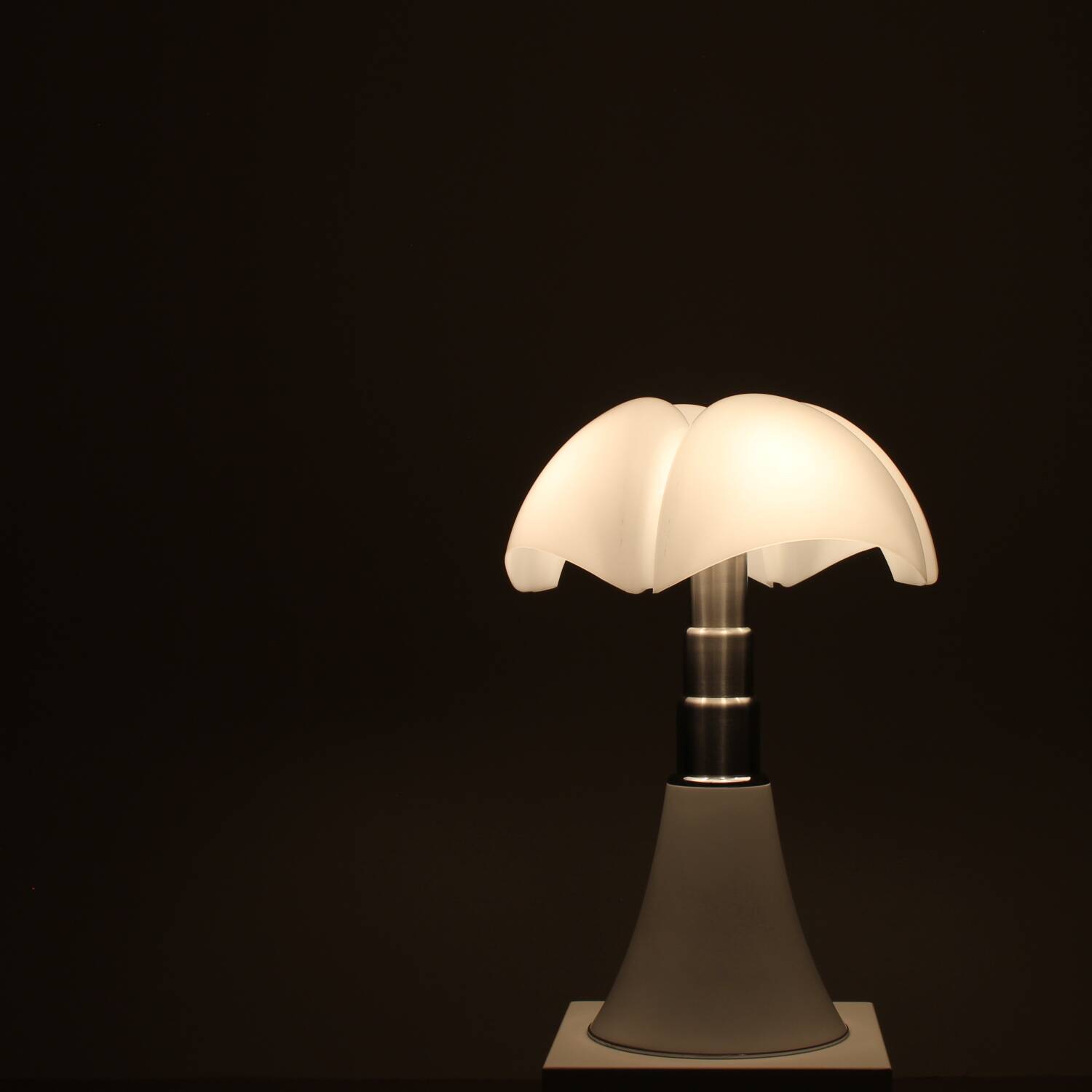 Lampe 'Pipistrello 620' par Gae Aulenti pour Martinelli Luce, Italie