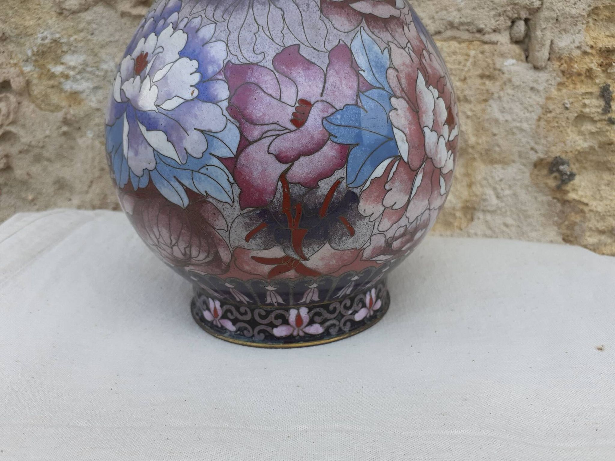 Vase in cloisonné enamel.