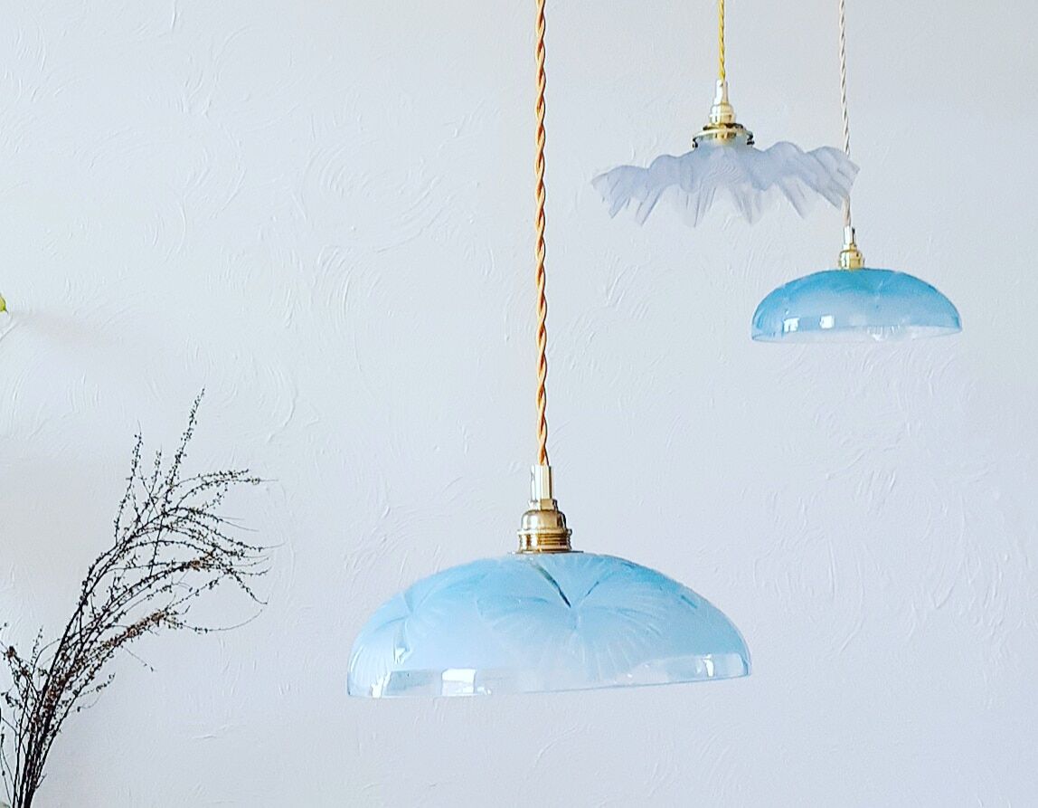 Vintage blue cup suspension