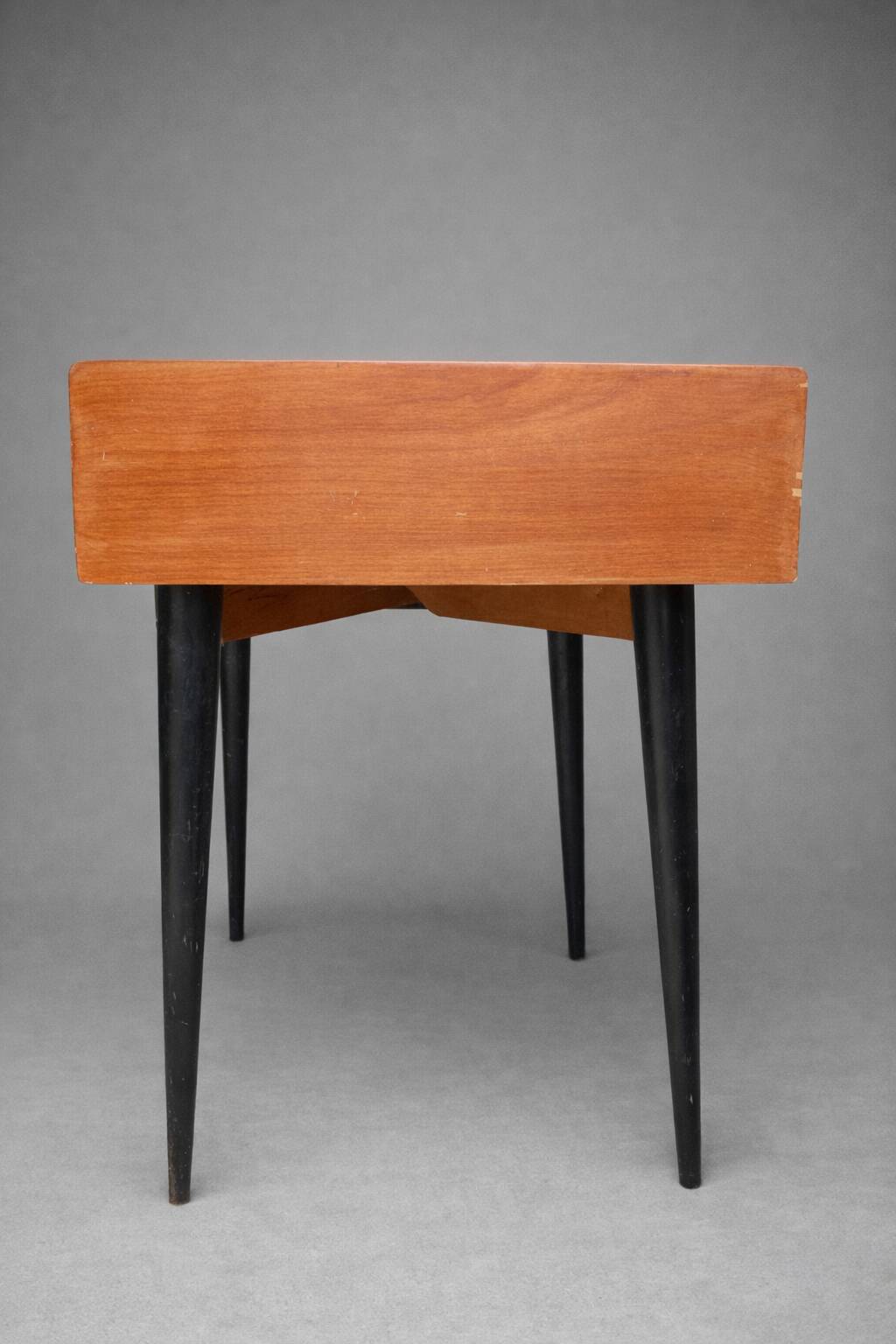 Vintage 1960s Scandinavian-style desk – 2 drawers – black tapered legs