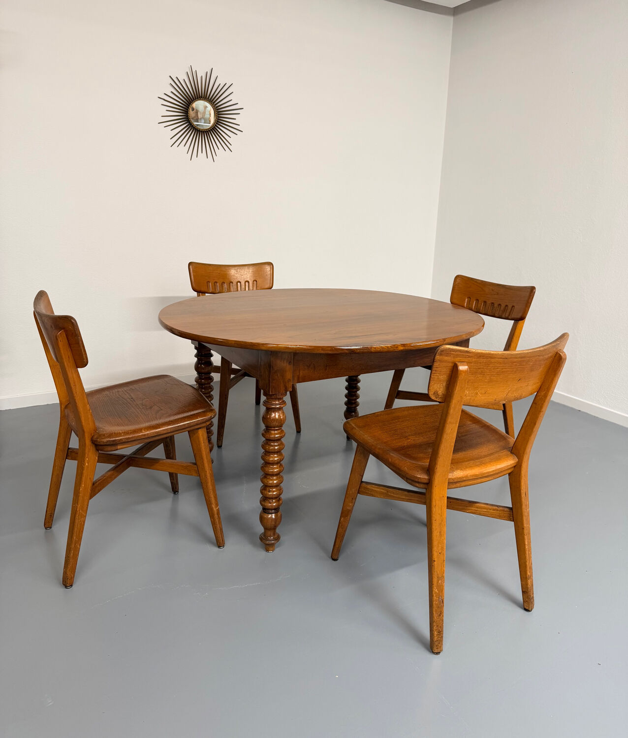 Oval dining table in solid wood with turned legs from the 1950s.