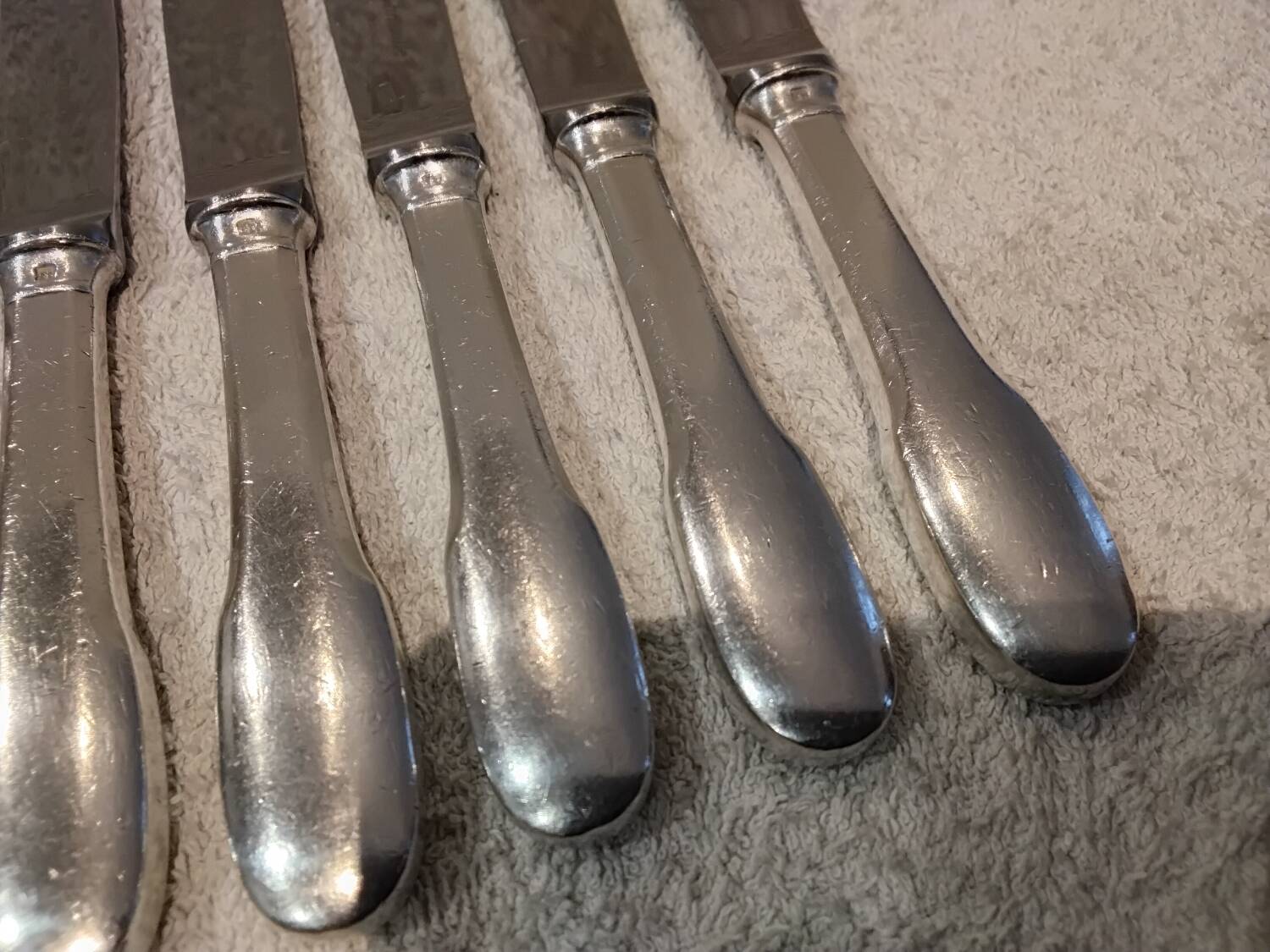 12 silver-plated dessert knives by Christofle Cluny with stripes