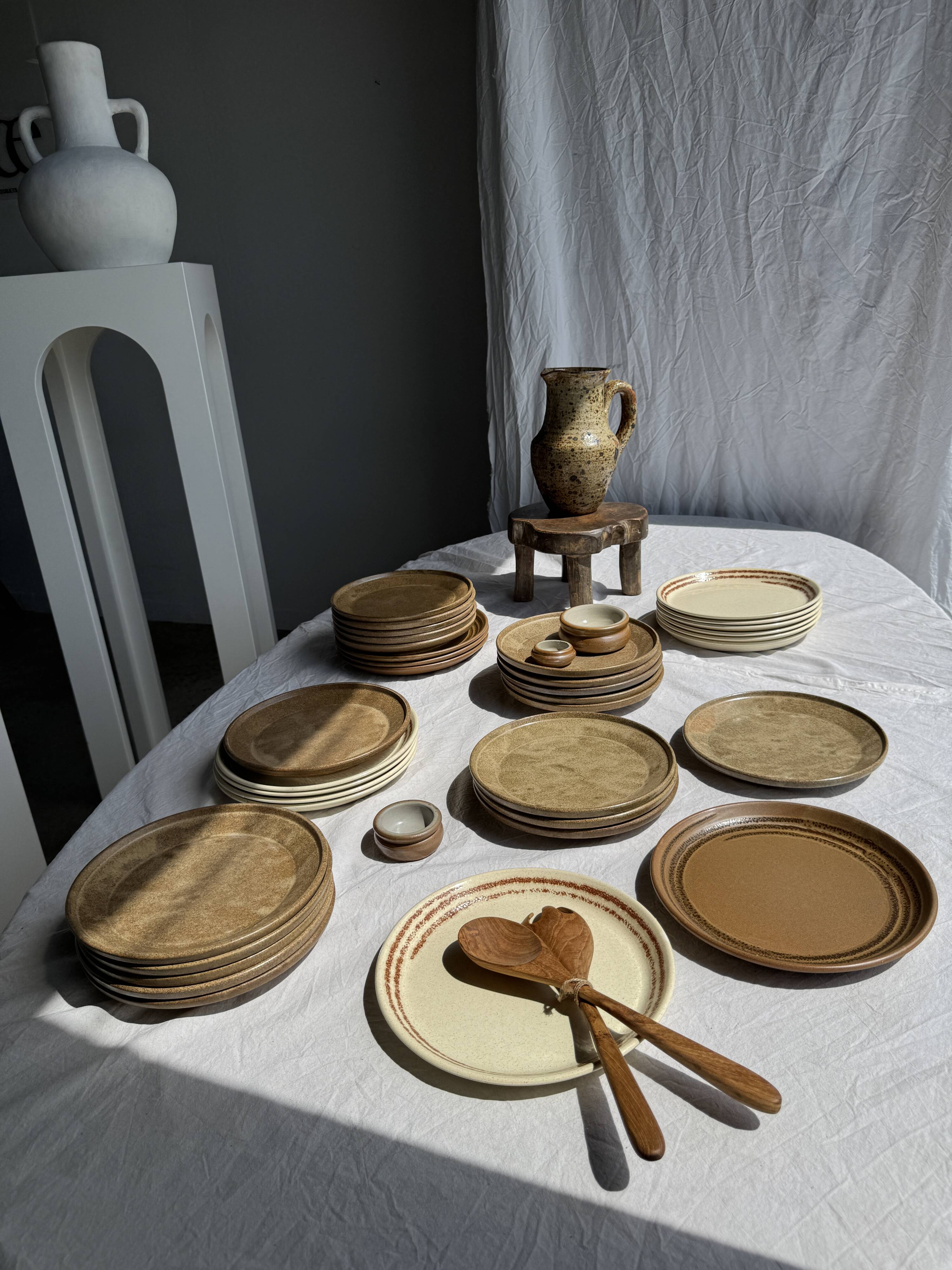 4 assiettes en grès brun