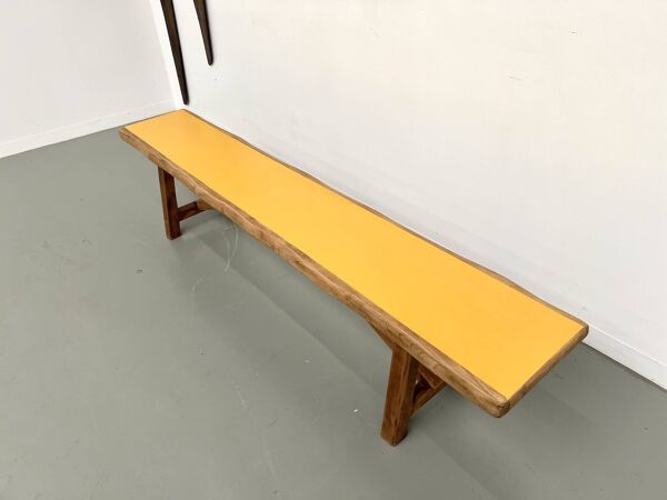 Banc brutaliste, assise jaune ''pop