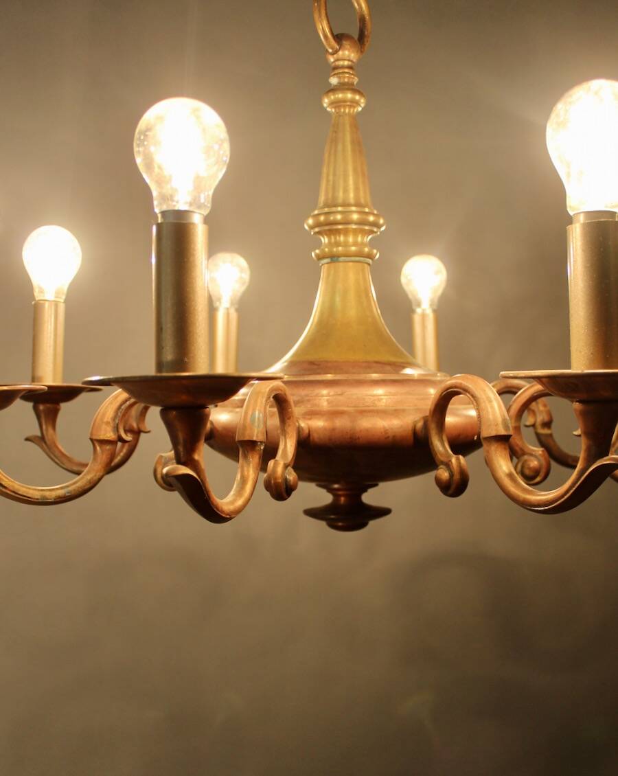 Bronze chandelier with double patina and 8 light arms.