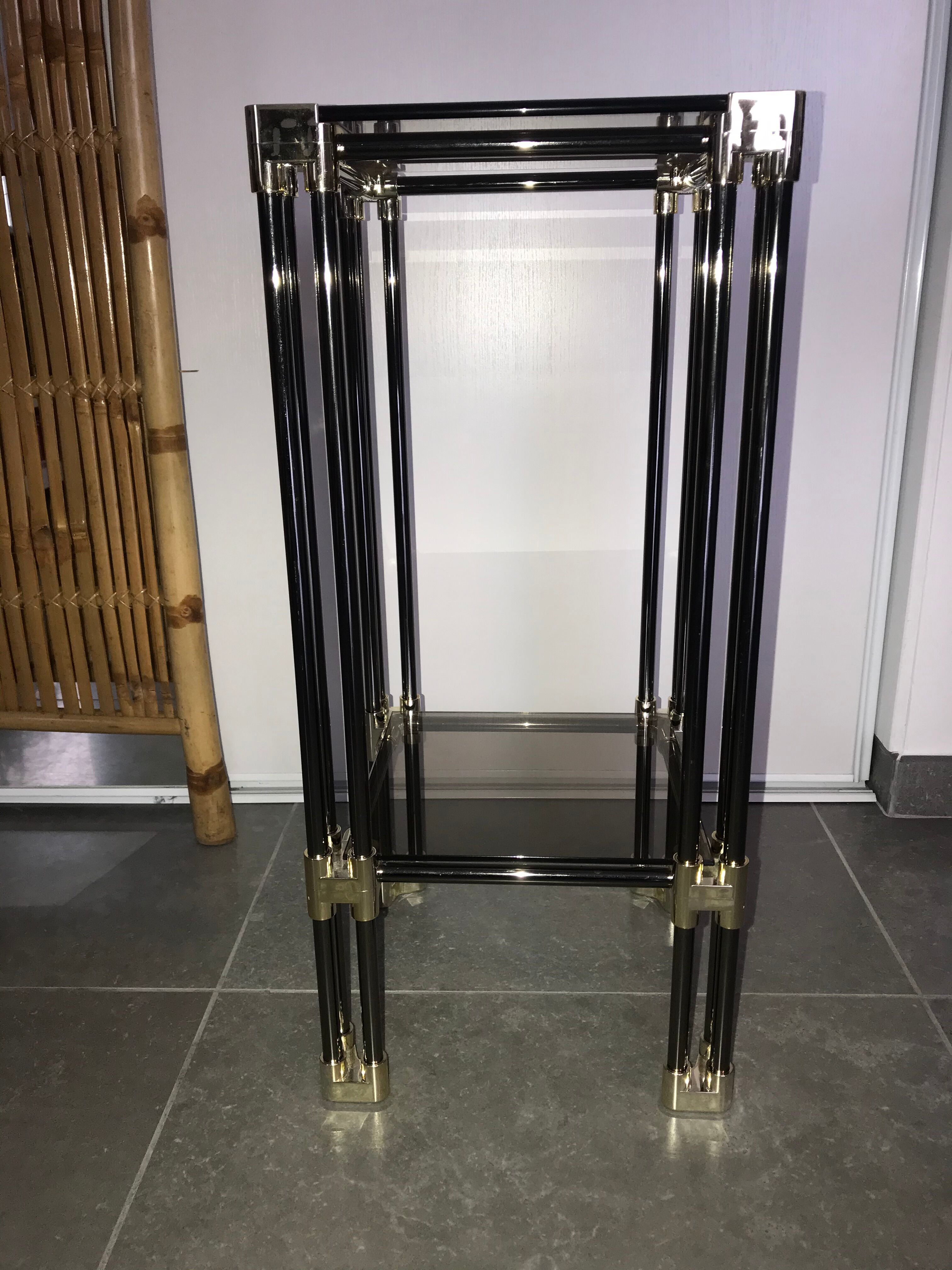 Metal square sellette and 2-storey smoked glass