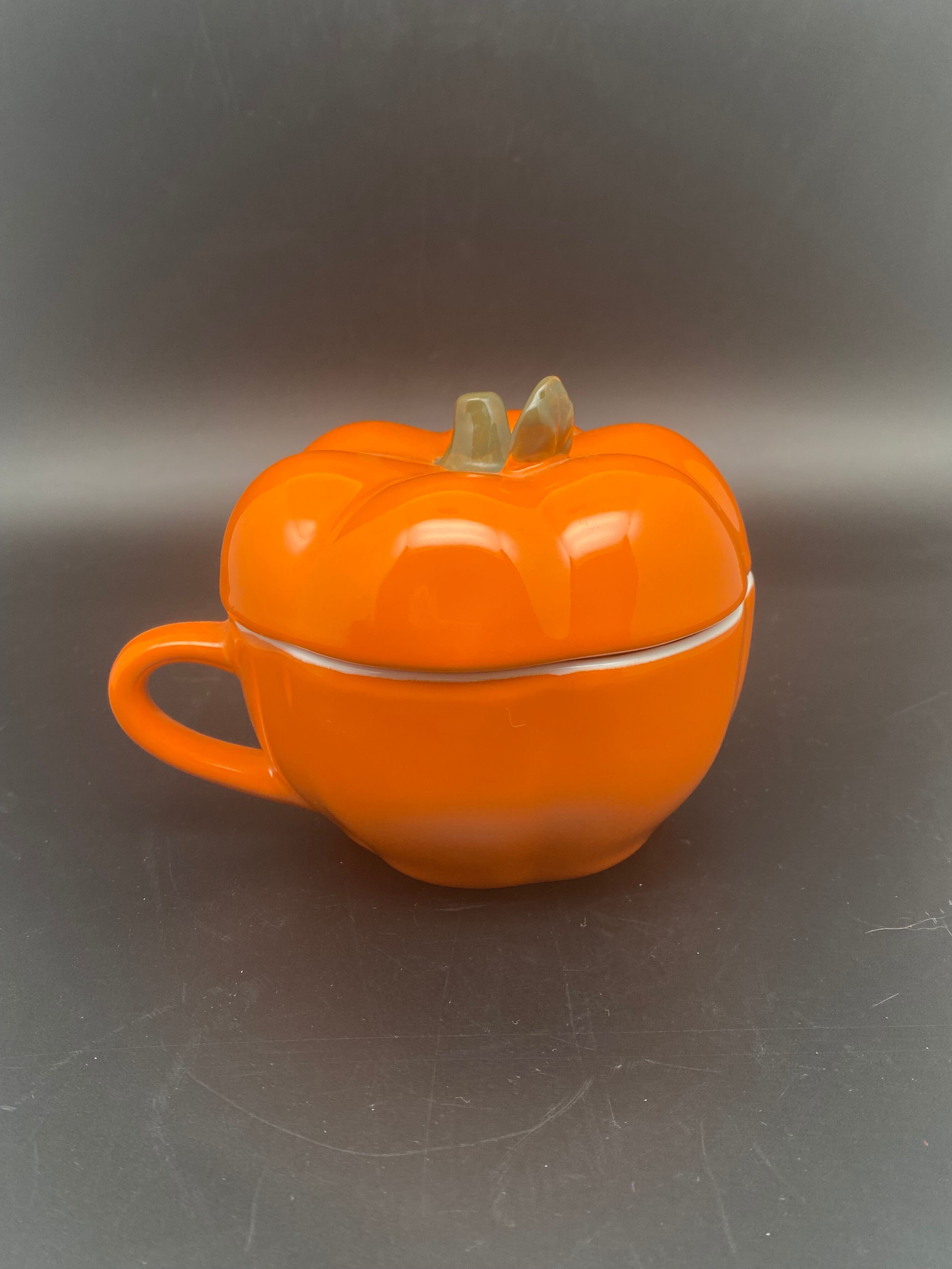 Sotable cup duo with tomato and pumpkin lid