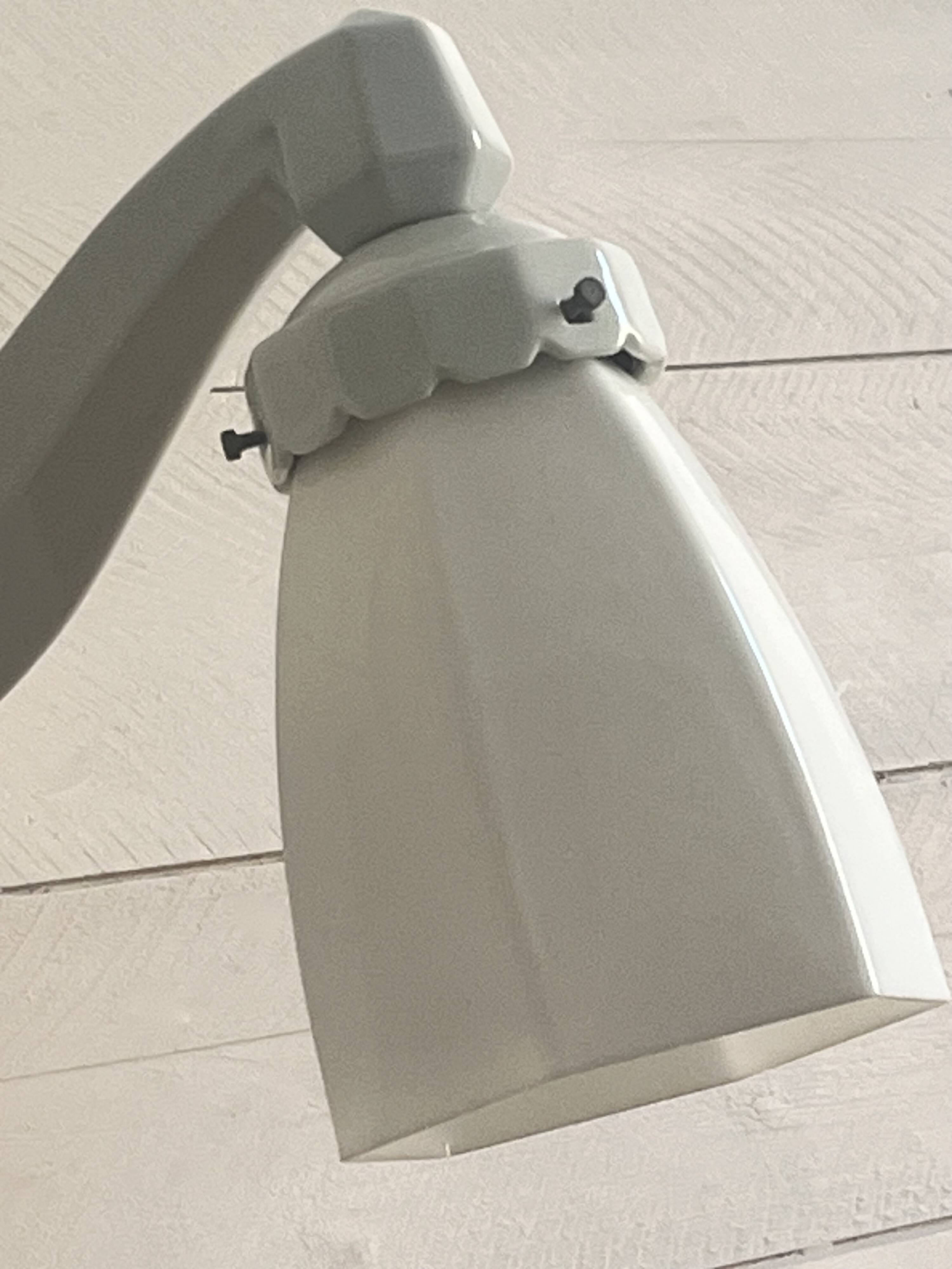 Art Deco wall light in ceramic and opaline.