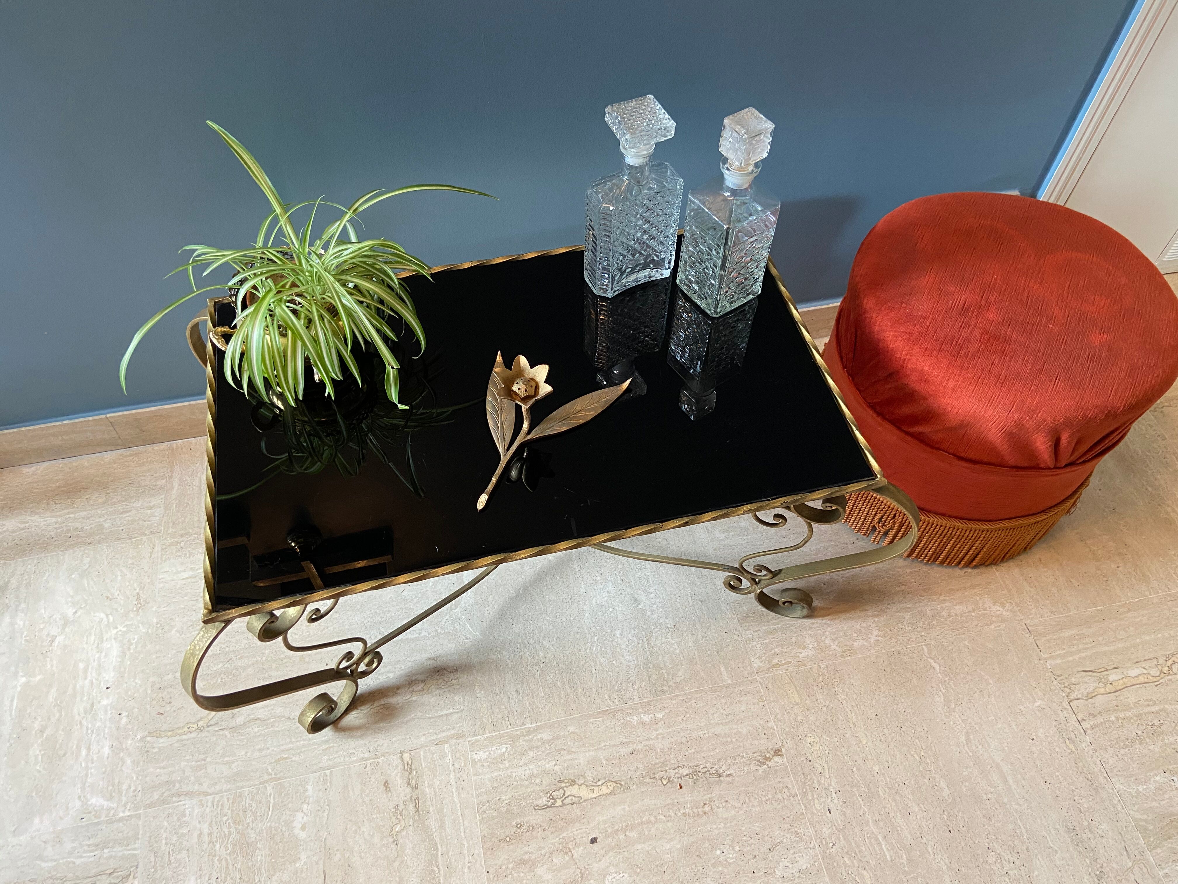 Table basse en métal doré et verre noir 1960