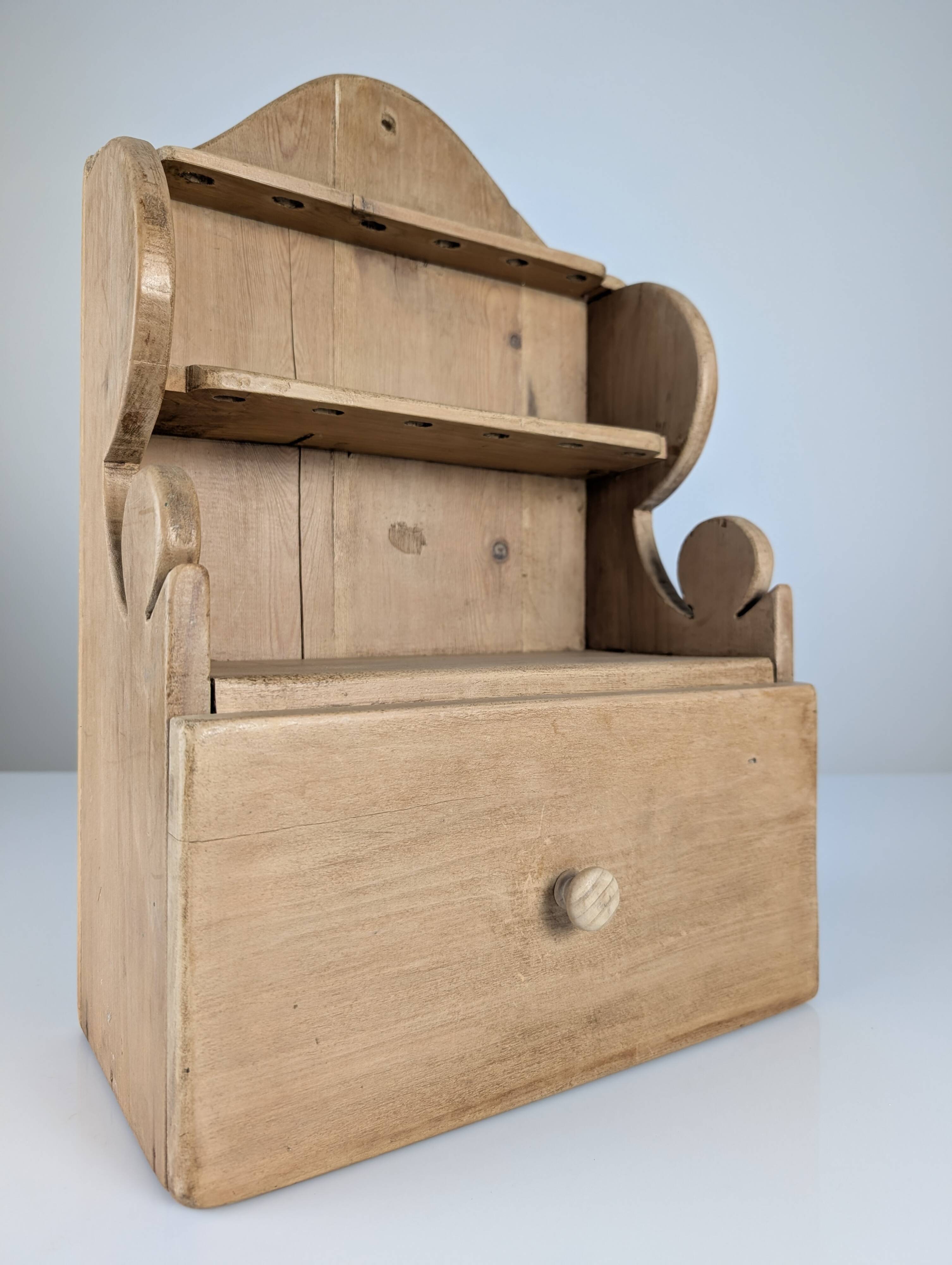 Étagère en pin sculpté à la main, style art populaire, 1 tiroir, 1950