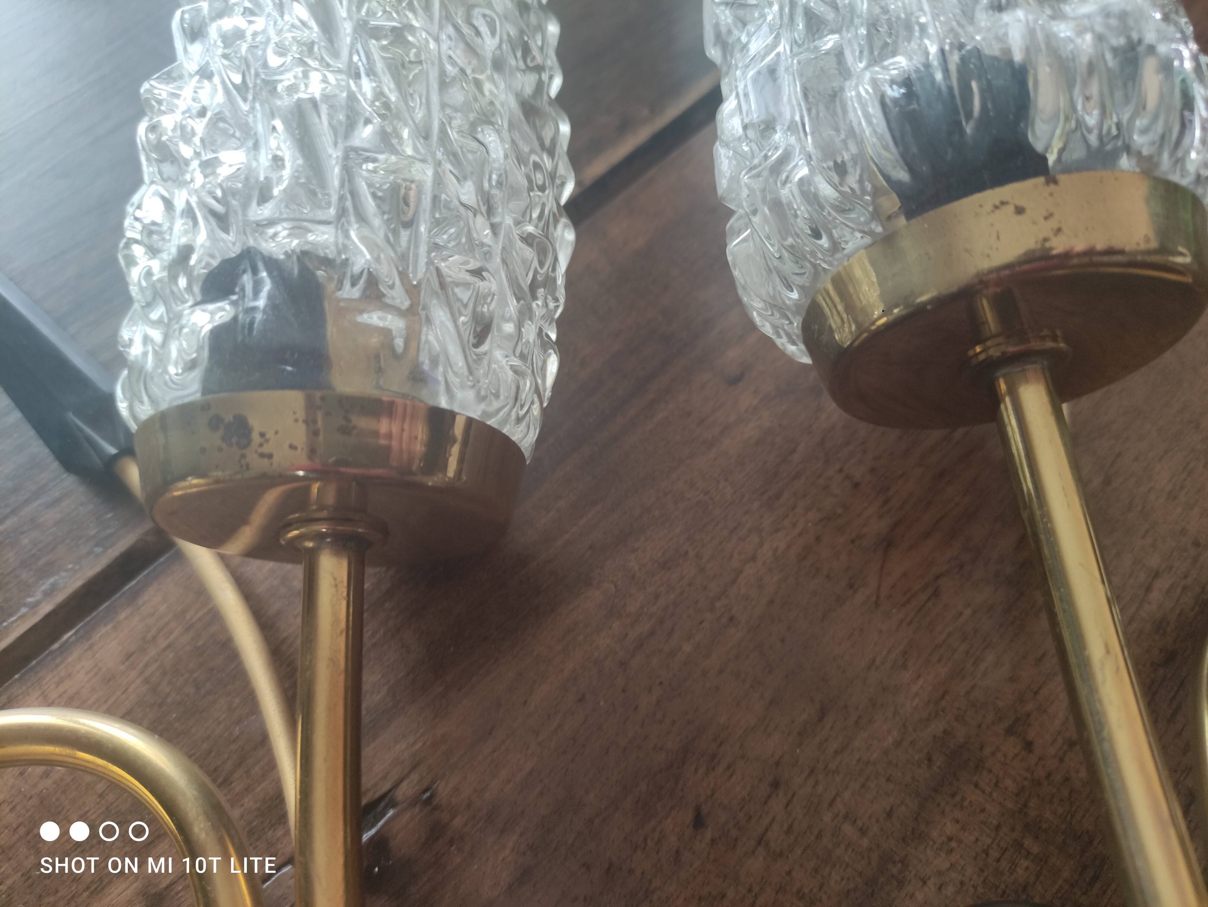 Set of 2 vintage 2-spoke wall lamps in gilded metal and diamond textured tulip glass