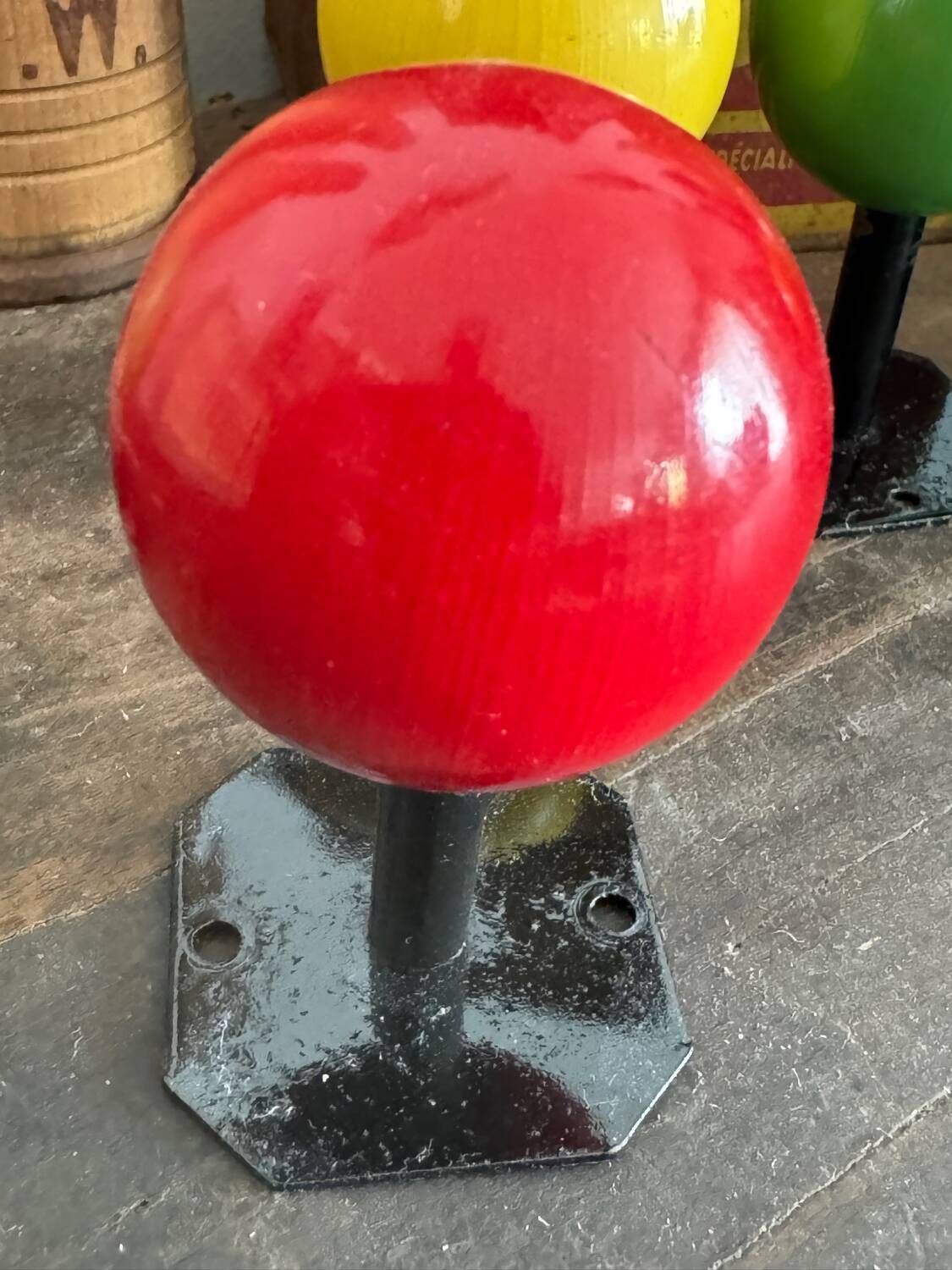 Patère murale boule en bois vintage