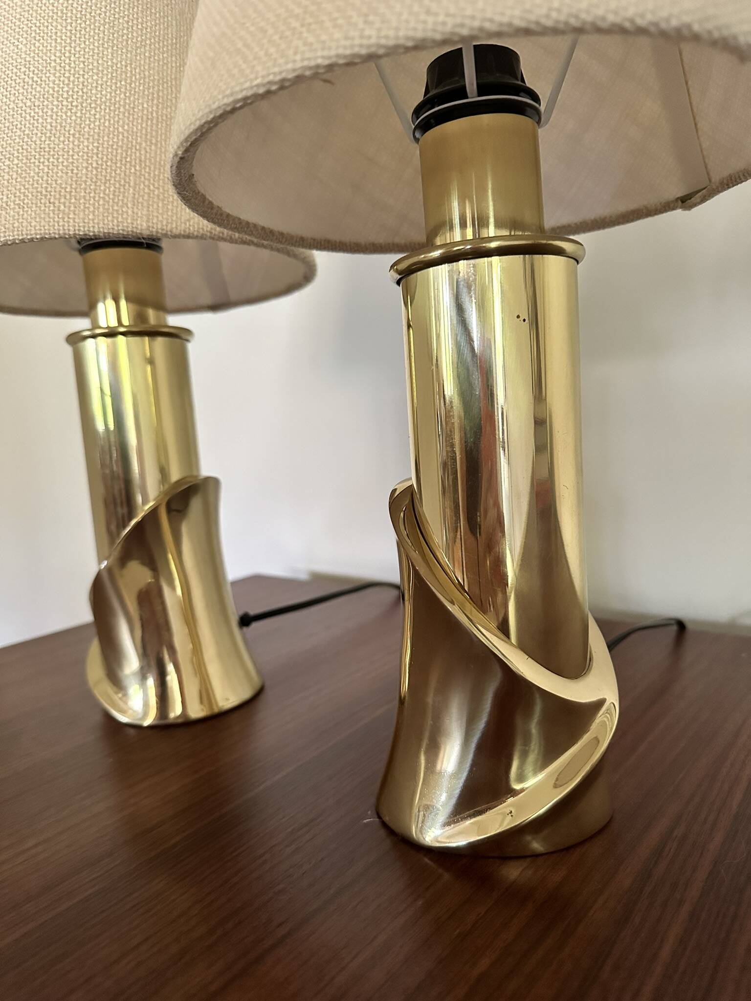 2 bedside lamps