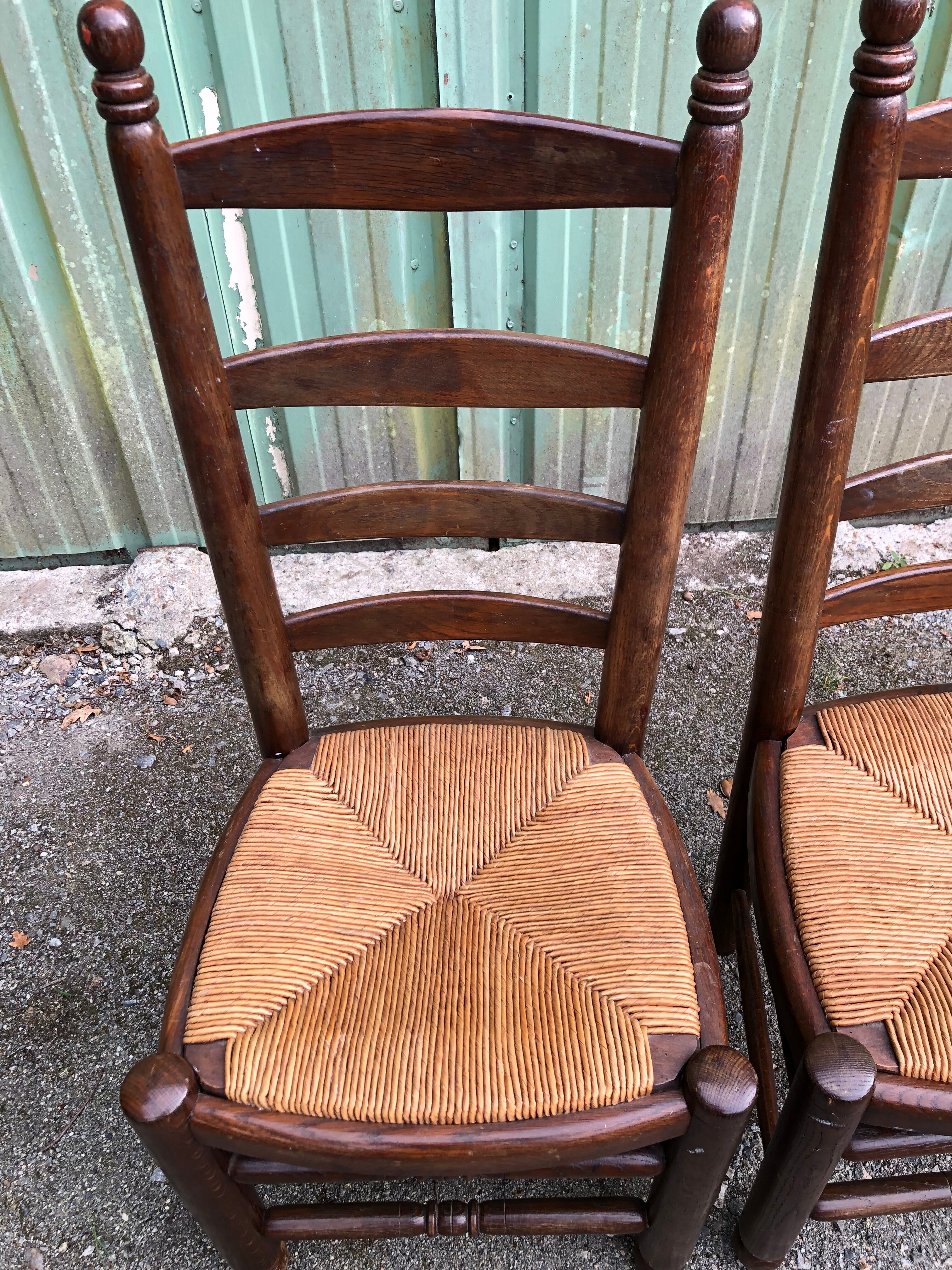 Duo of vintage rustic straw straw chairs in oak.