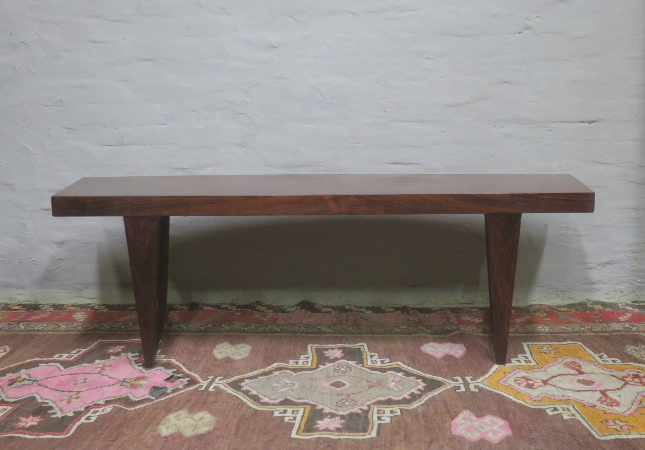 Table basse en palissandre danois avec un dessus courbé sur des pieds en traîneau par Leif Hansen, années 1960.