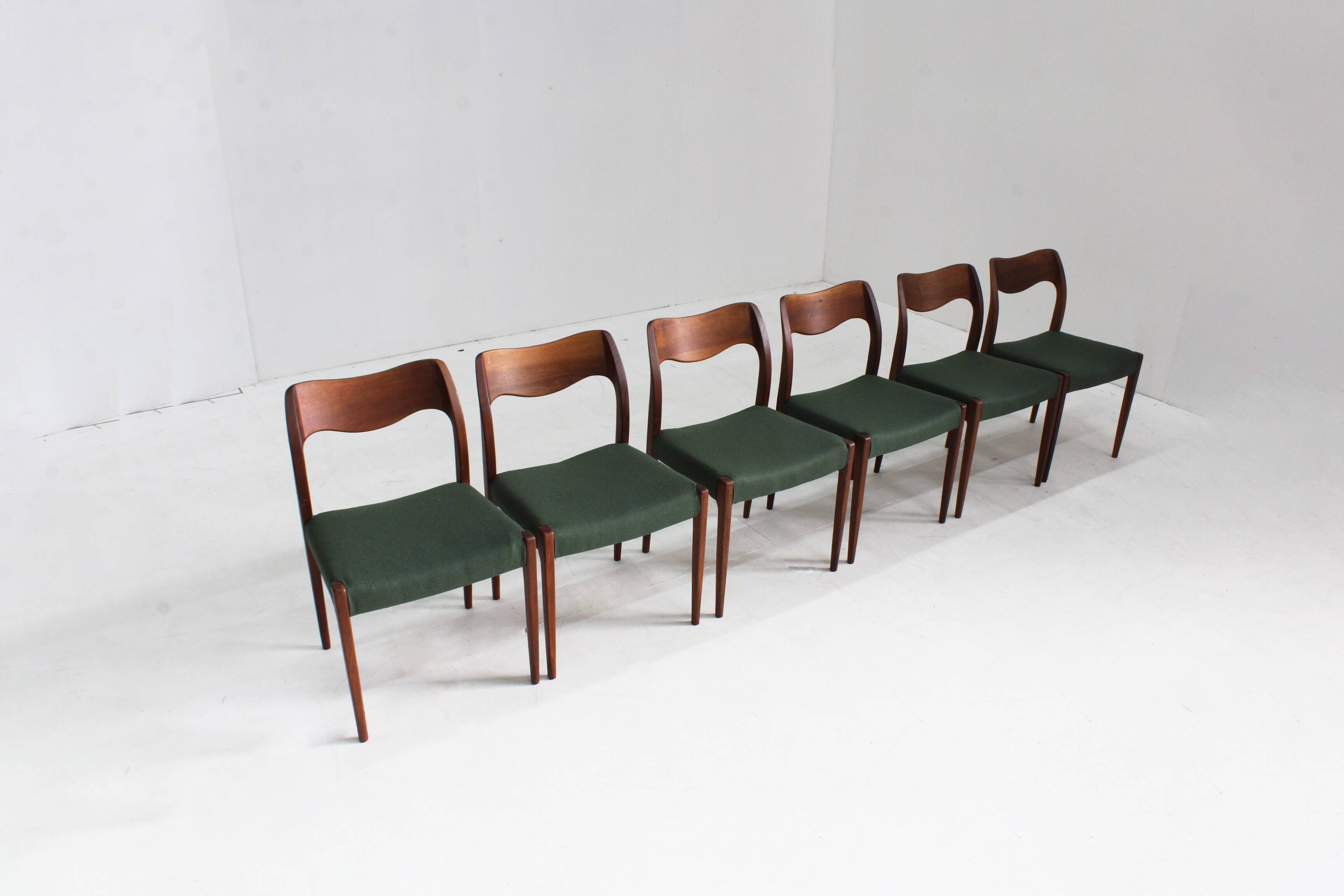 Set of 6 Vintage Danish dining room chairs by Niels Moller model 71