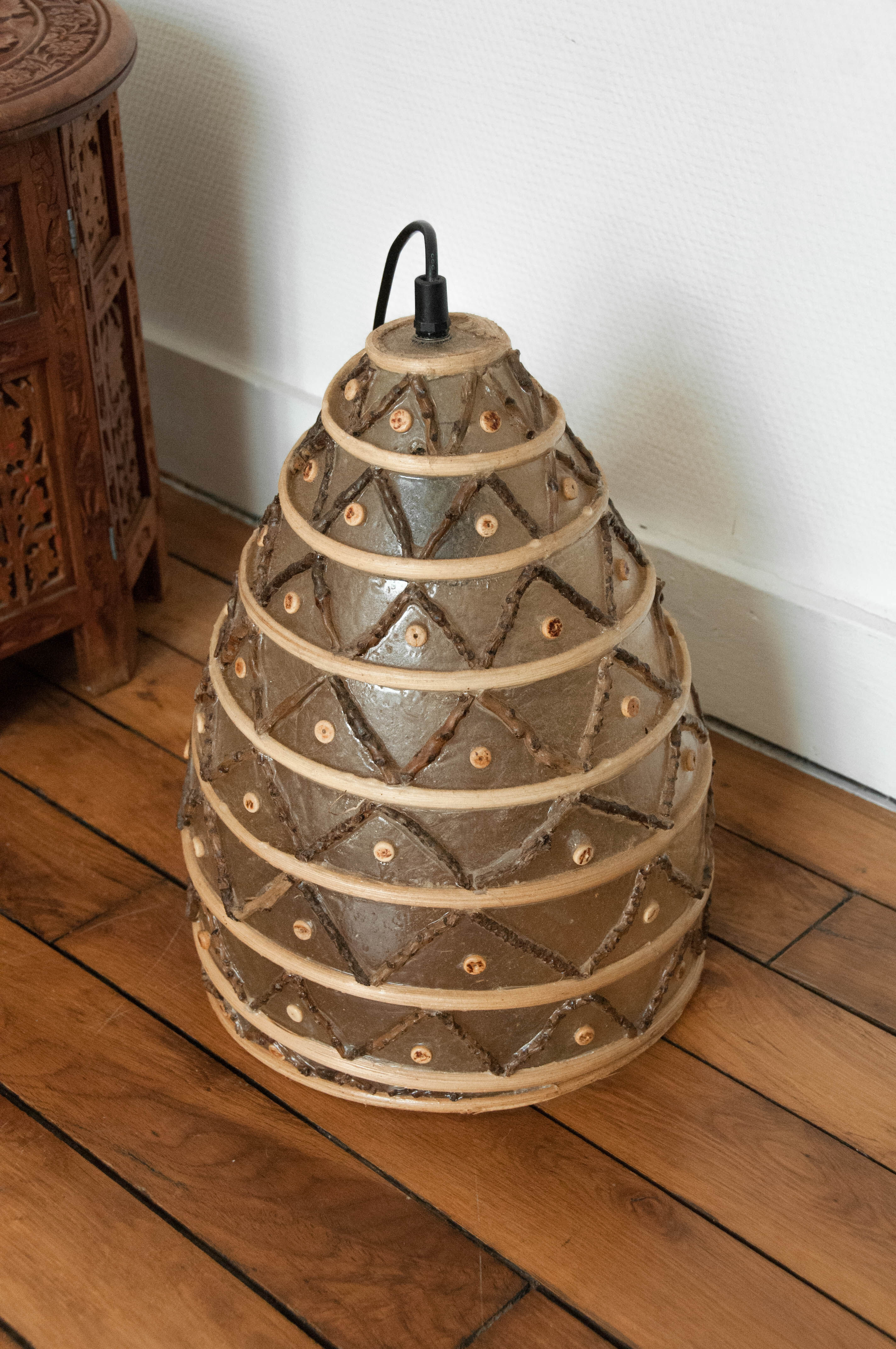 Suspension in mother-of-pearl and wicker