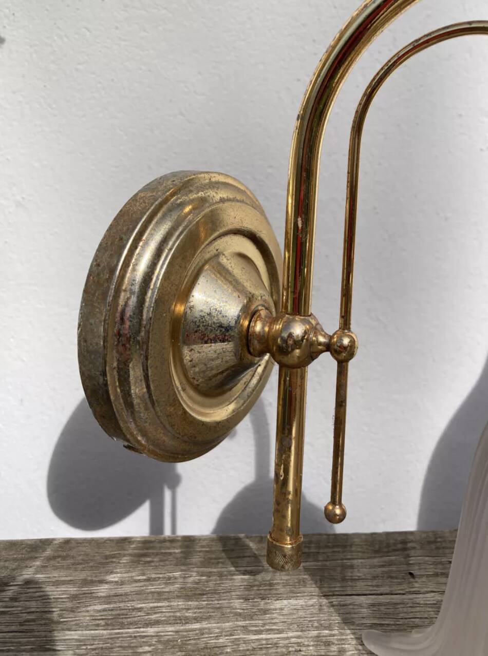 Flower wall lamp in glass and gold metal
