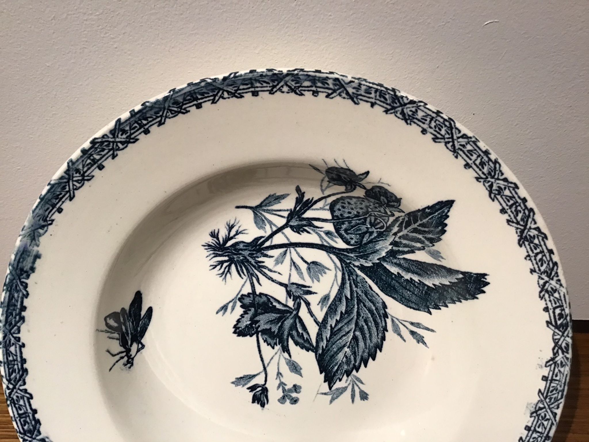 Hollow plate decor insects and strawberries, Manufacture Choisy the King, Iron Land, H Boulenger - Co.