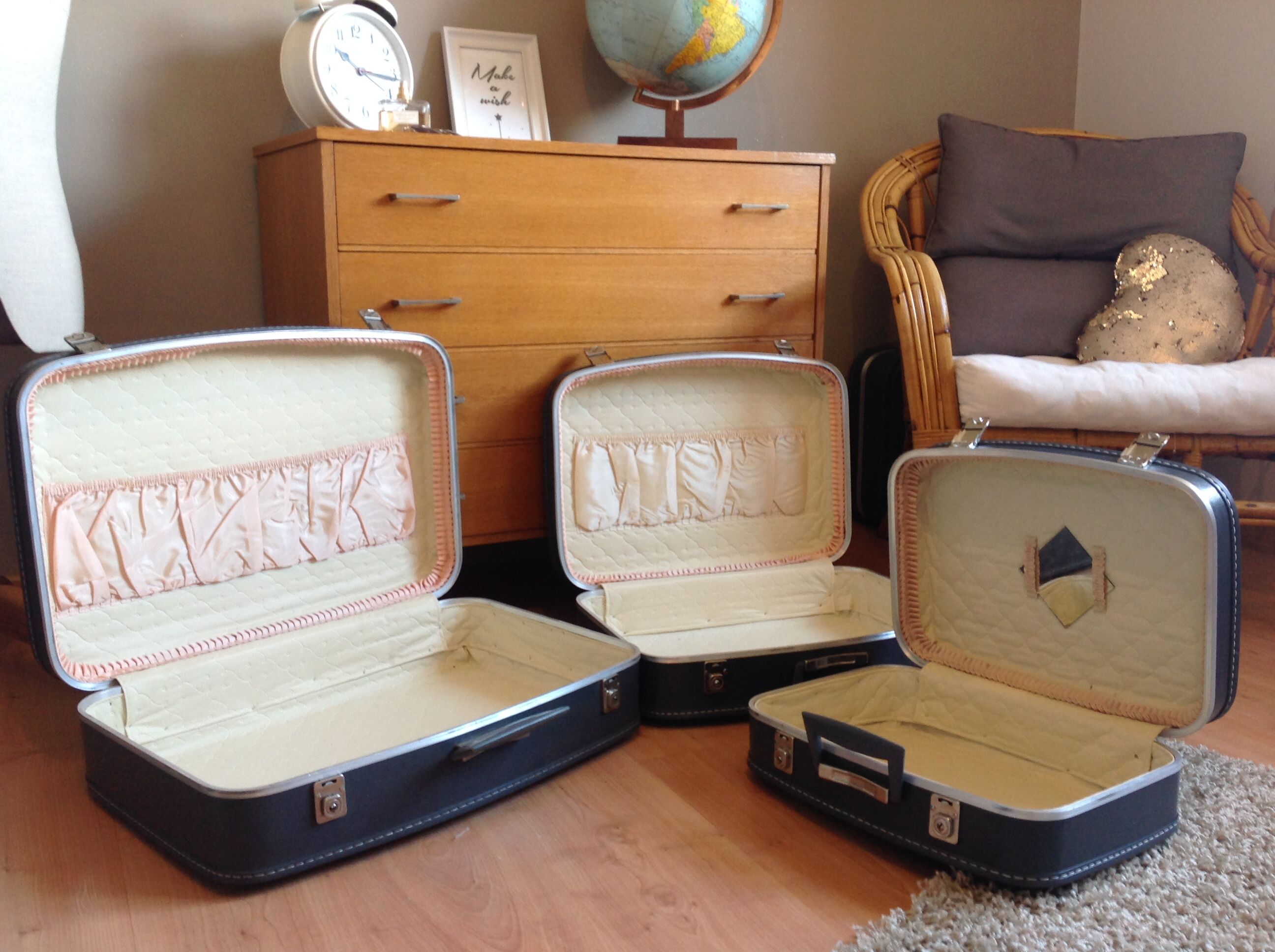 Set of three grey air hostess suitcases / vintage 60s-70s