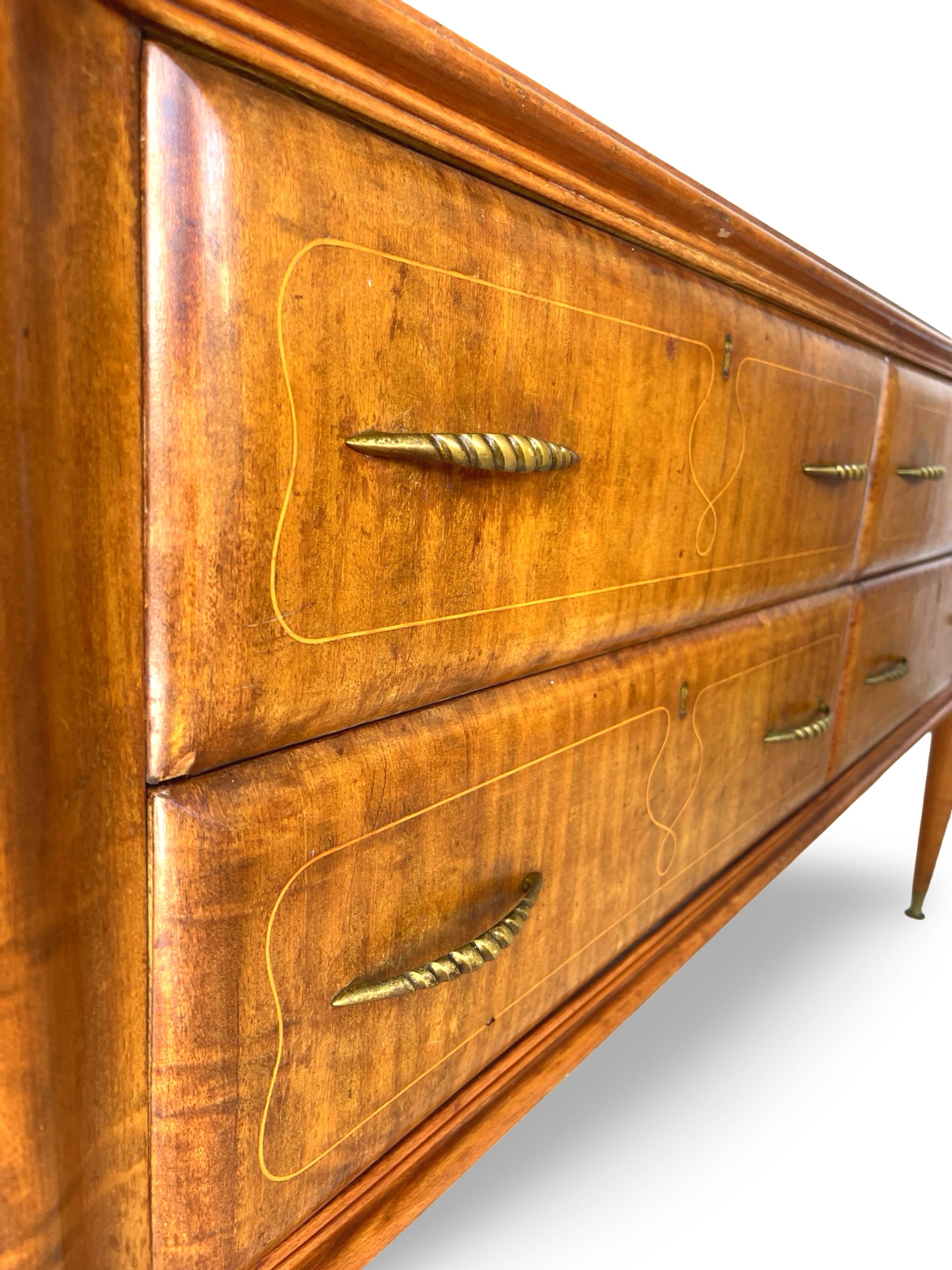 Une commode italienne vintage de style moderne du milieu du siècle