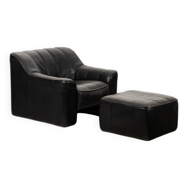 Maison De Sede. Fauteuil et son ottoman en cuir noir. Années 1970