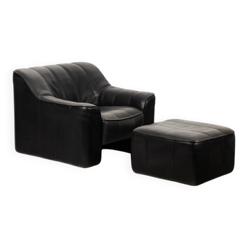 Maison De Sede. Fauteuil et son ottoman en cuir noir. Années 1970