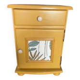 Chevet vintage relooké - jaune ocre et motif végétal