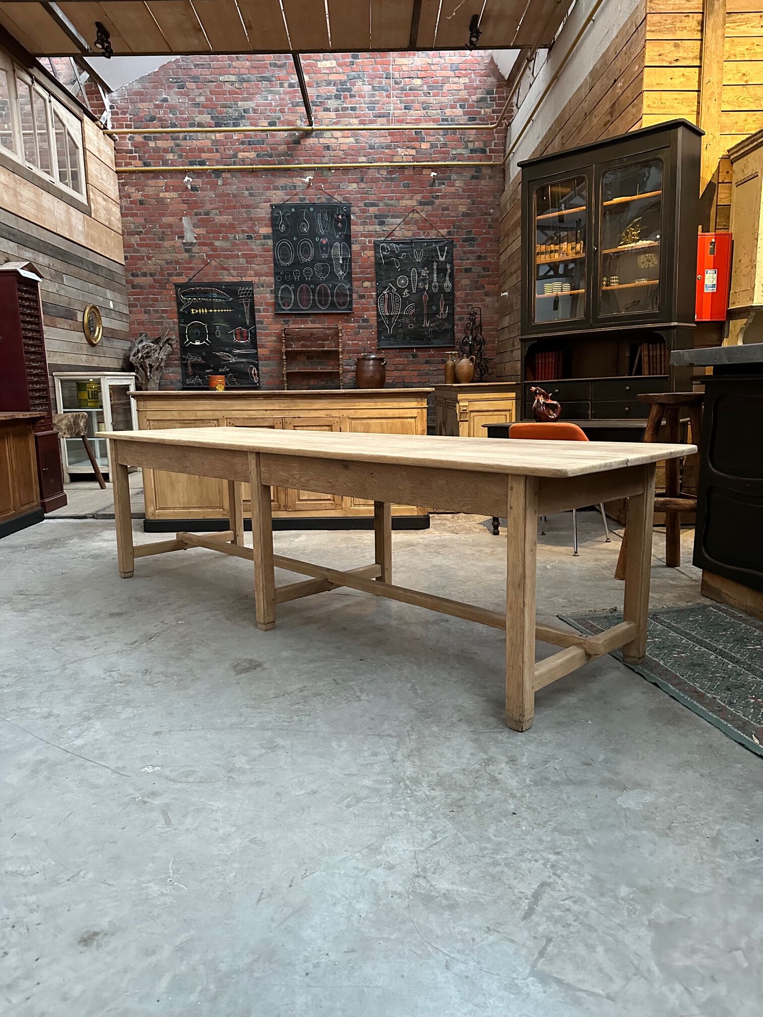 Oak farmhouse table and its 2 benches