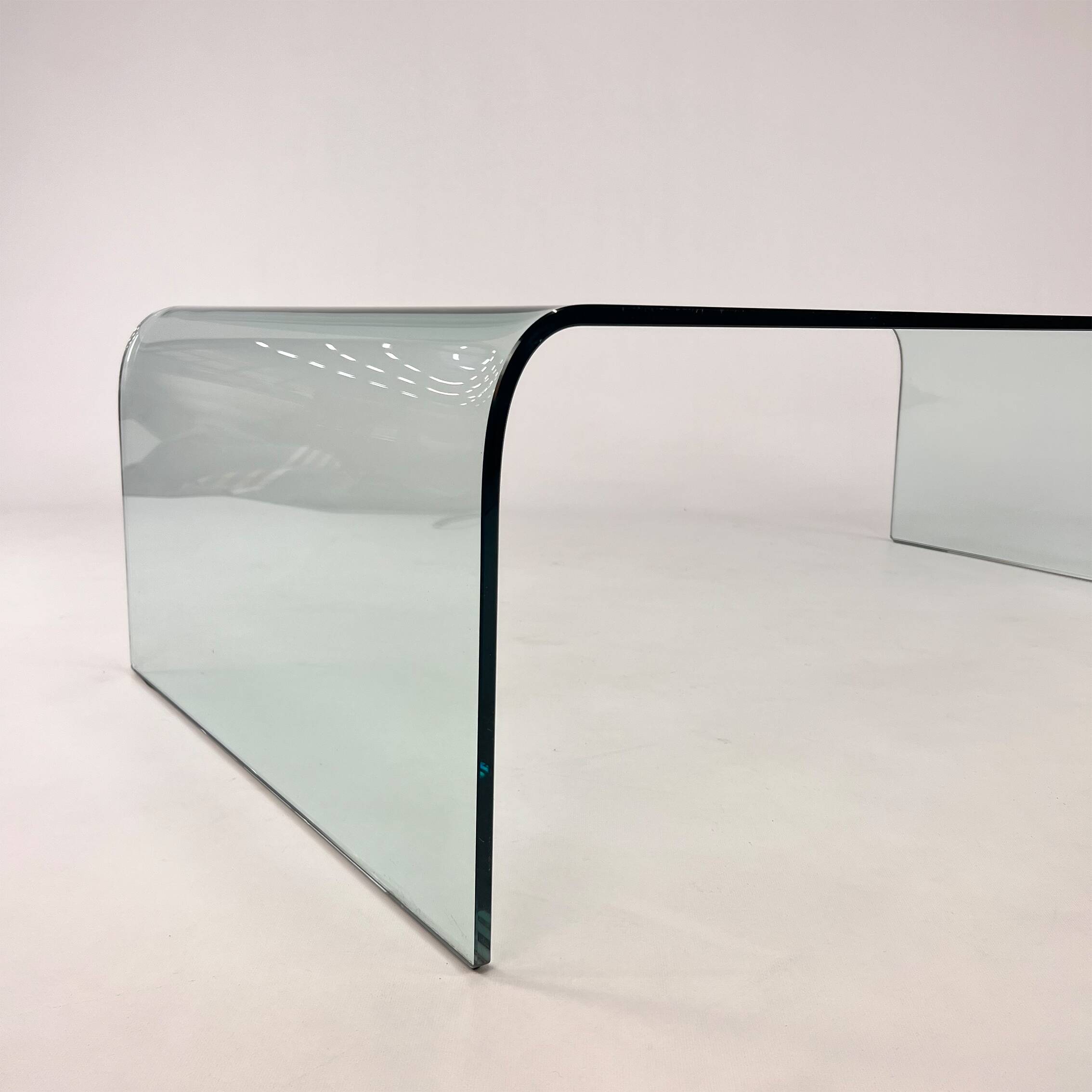 Table Basse Postmoderne en Verre Courbé, 1990s