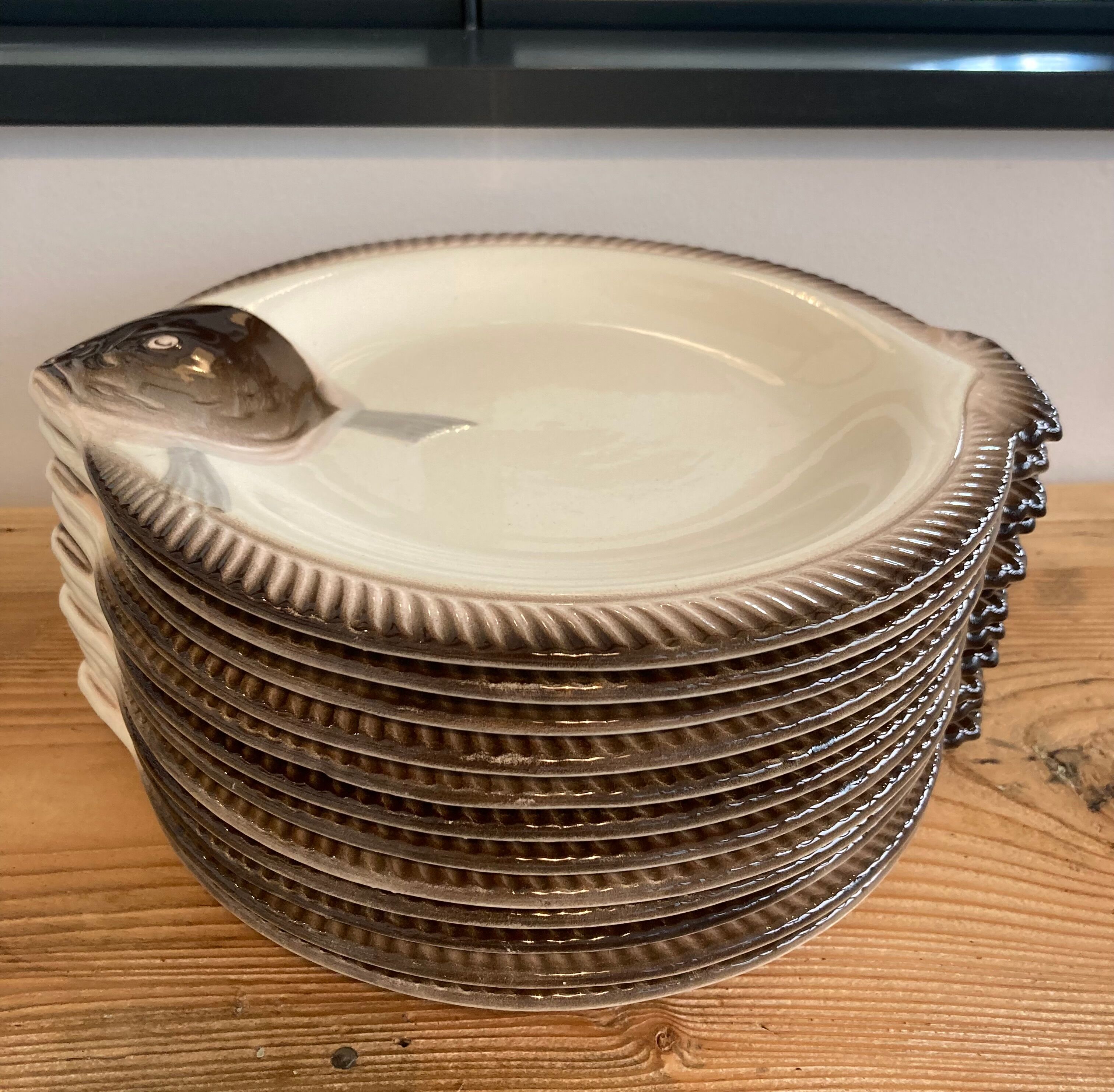 Set de 12 assiettes barbotine poisson Longwy