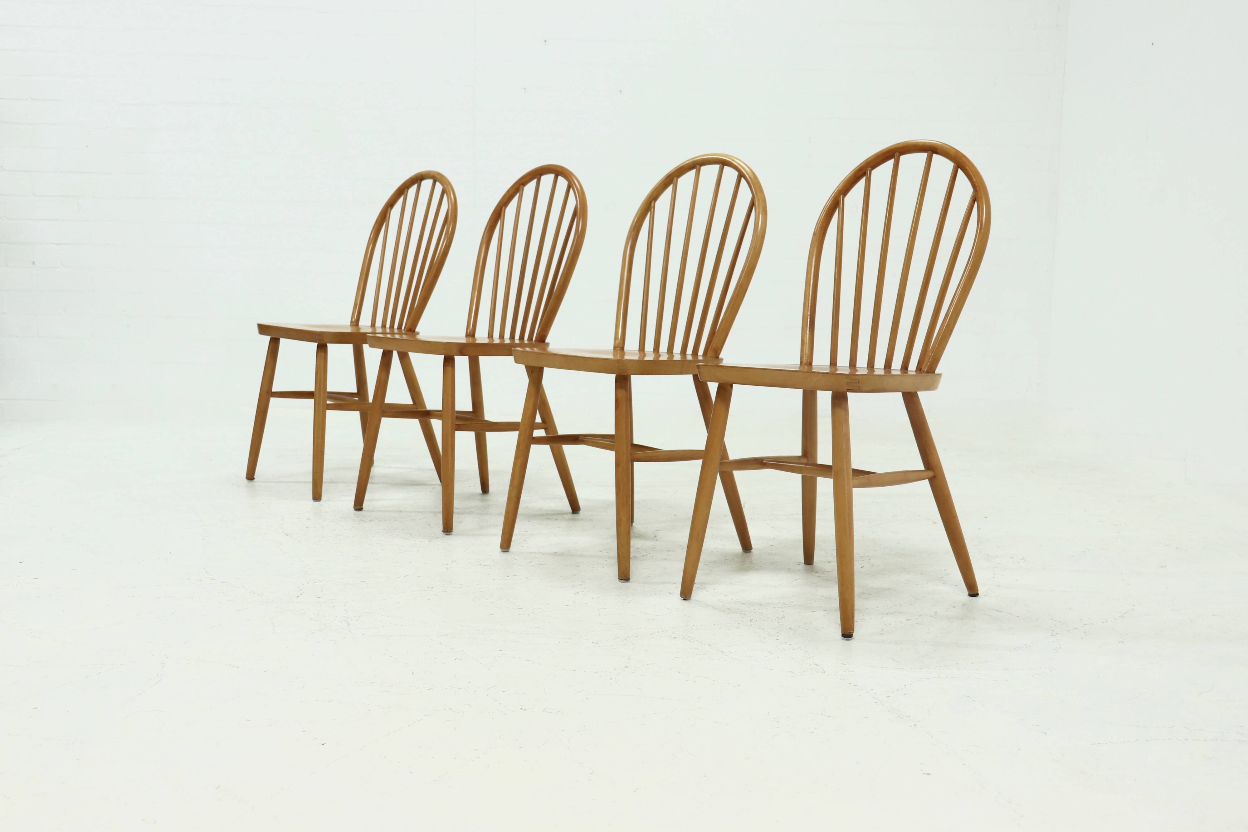4 chaises de salle à manger scandinaves à dossier à fuseaux, style Akerblom années 1960