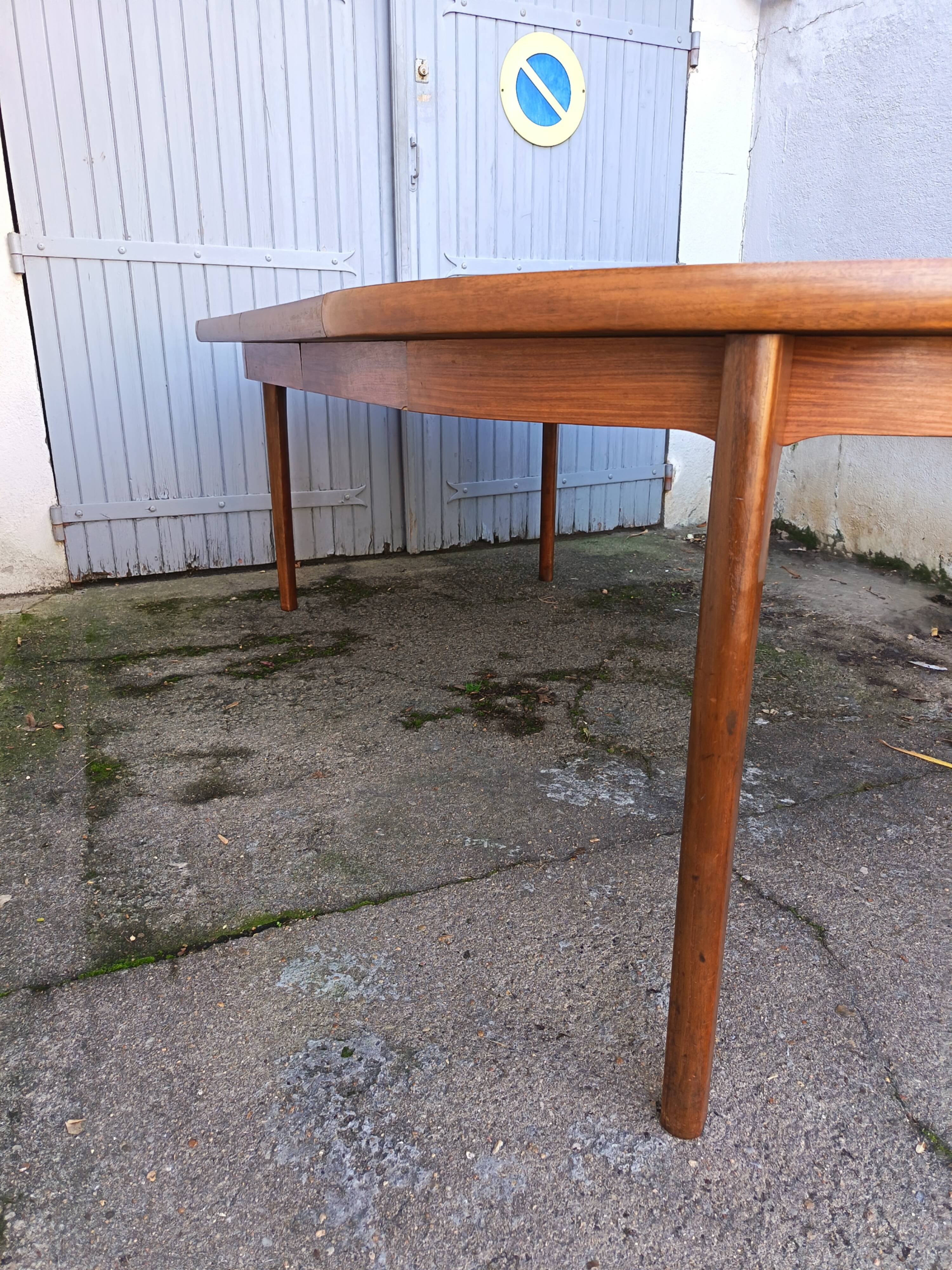 Henning Sorensen extendable dining table in rosewood from the 1960s.