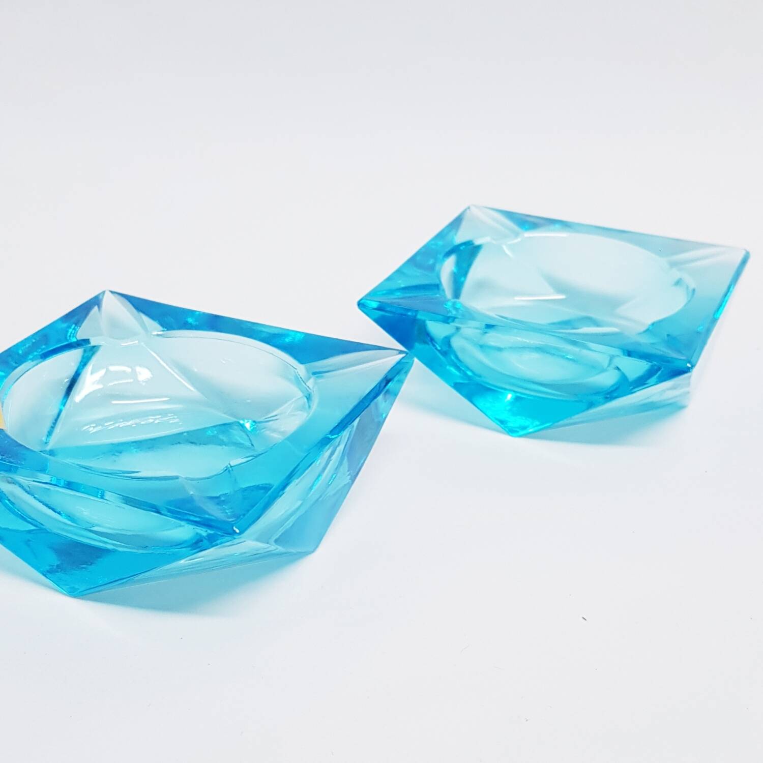 2 cendriers prismes en cristal de Bohème bleu tchécoslovaque