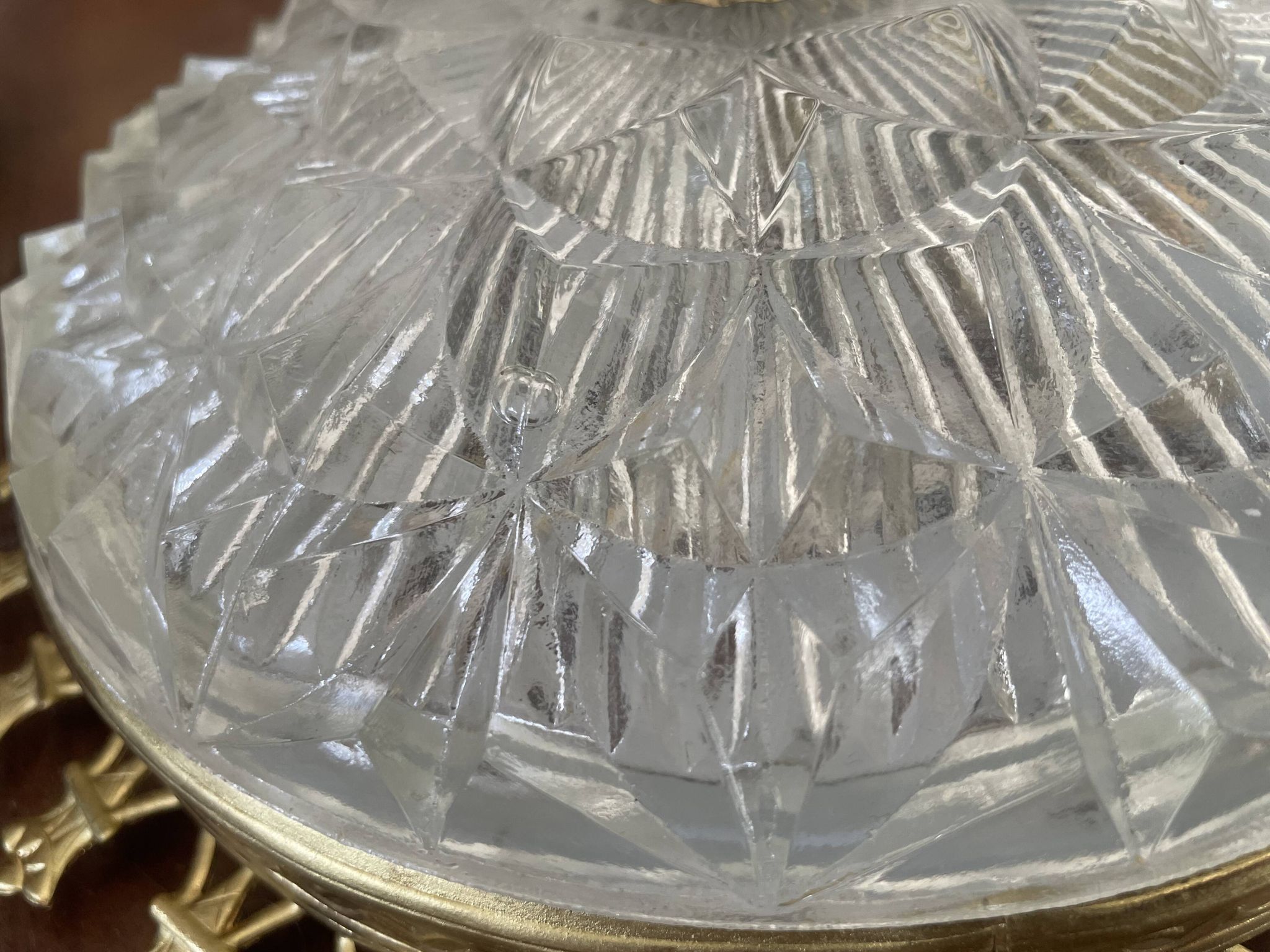 Plafonnier vintage verre taillé et métal doré
