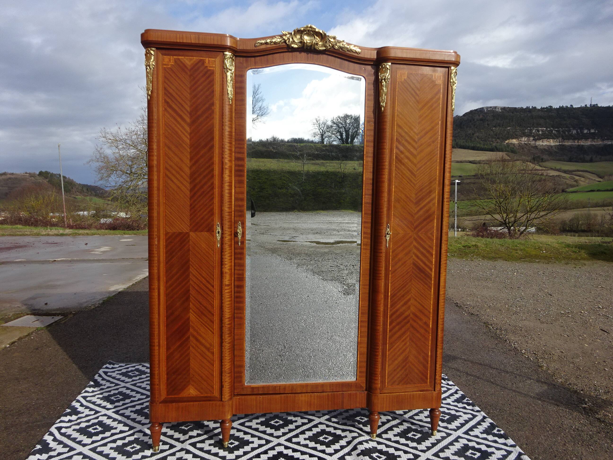 Armoire ancienne style Louis XVI avec bronzes et marqueterie de bois