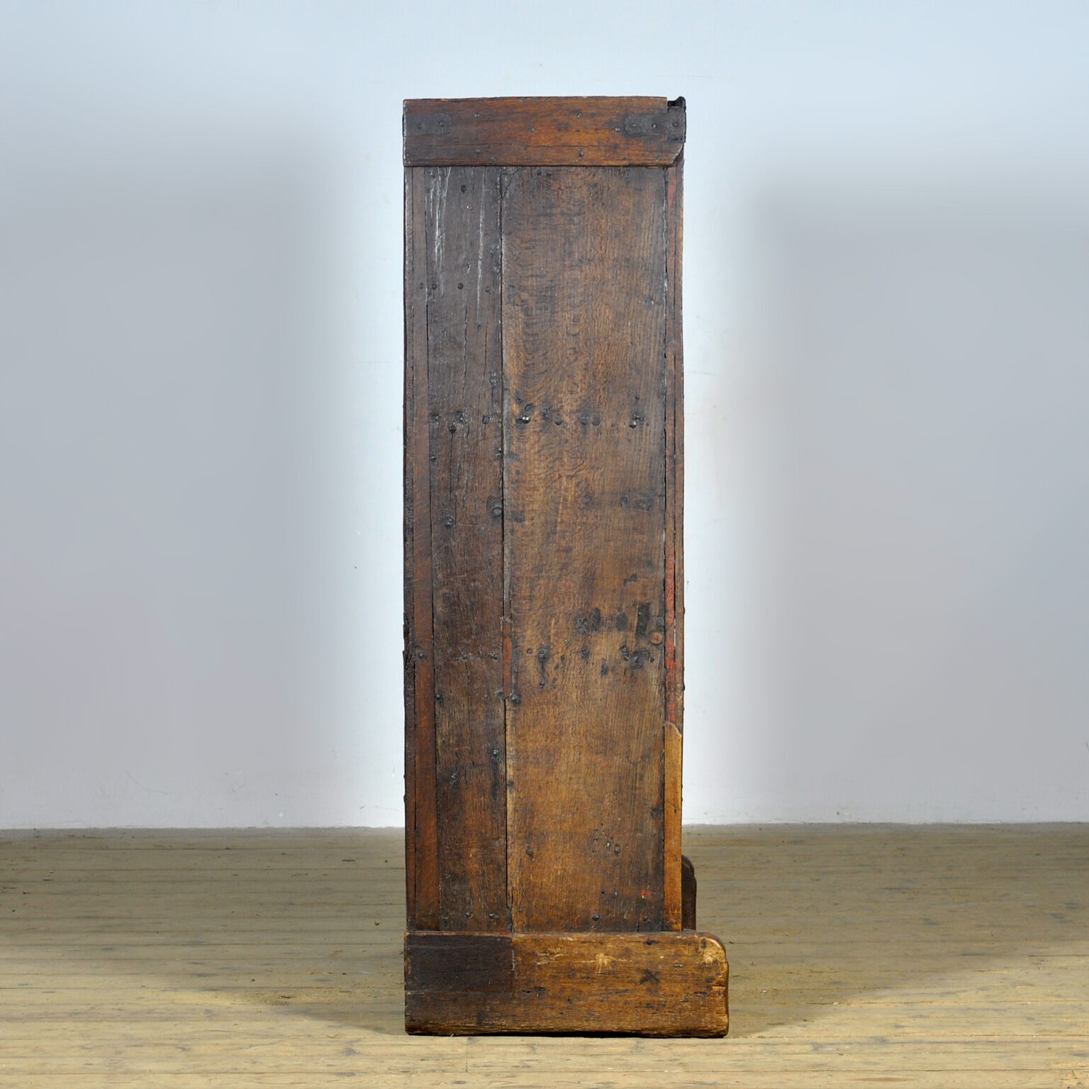 Basque oak storage cabinet, 17th century