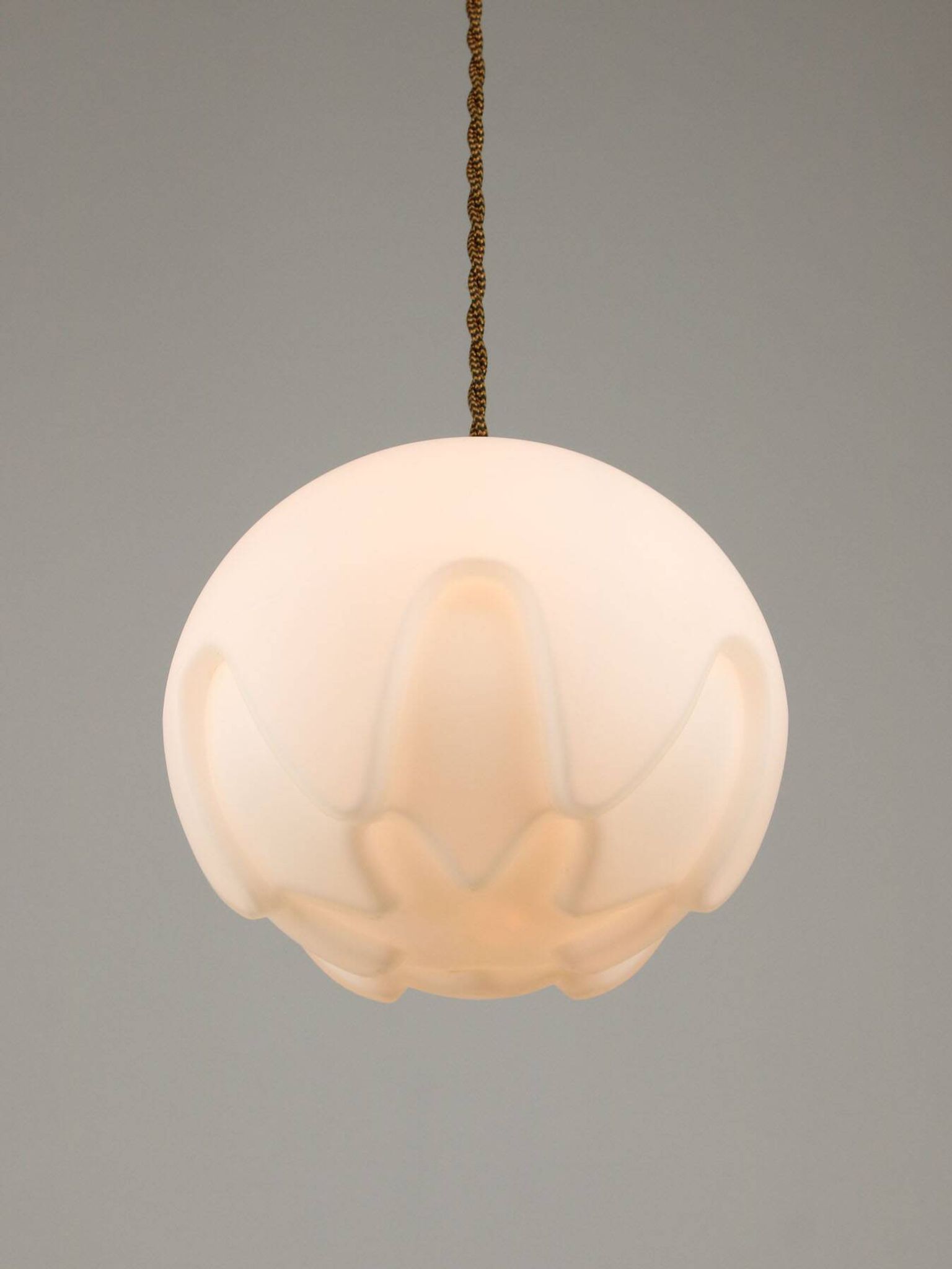 Lampe suspendue en laiton et opaline italienne du milieu du siècle
