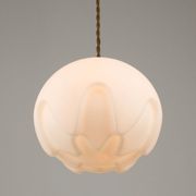 Lampe suspendue en laiton et opaline italienne du milieu du siècle