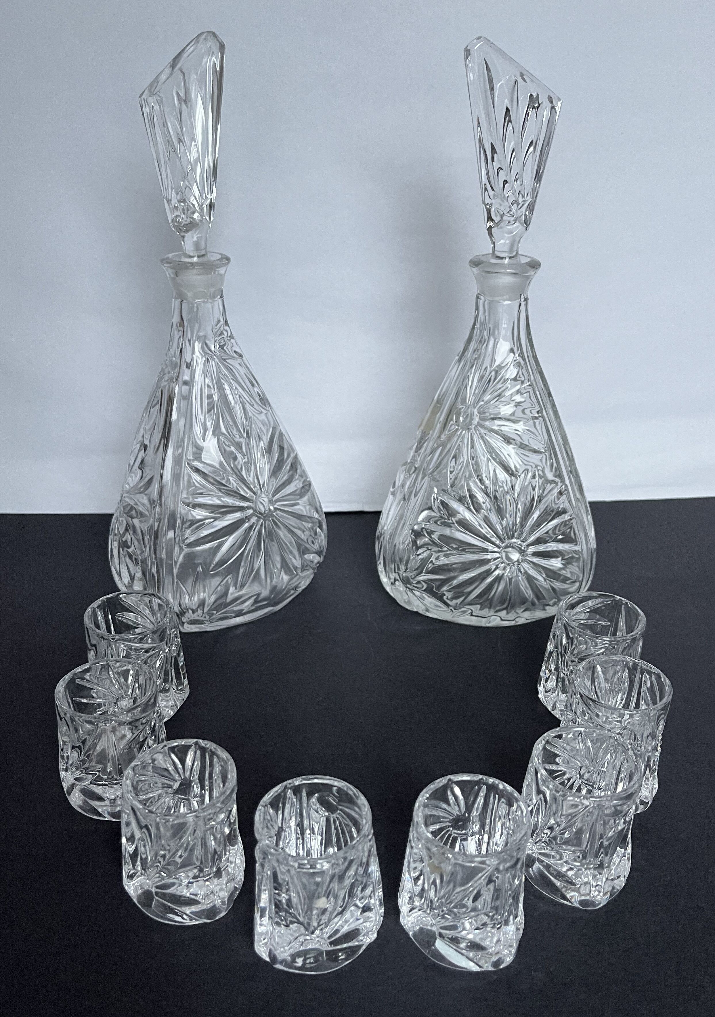Liquor set 2 carafes and 8 glasses