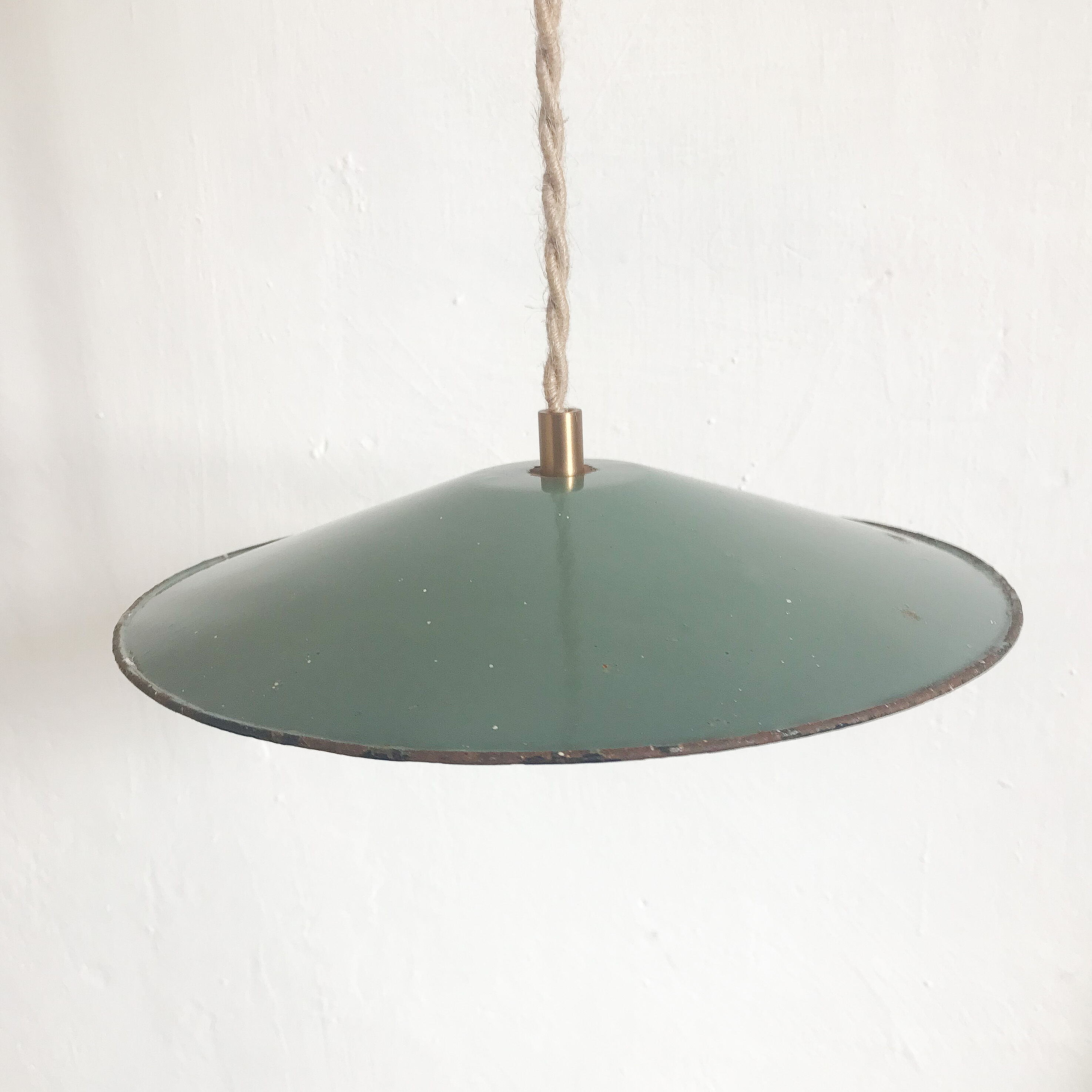 Suspension industrielle en métal gris vert