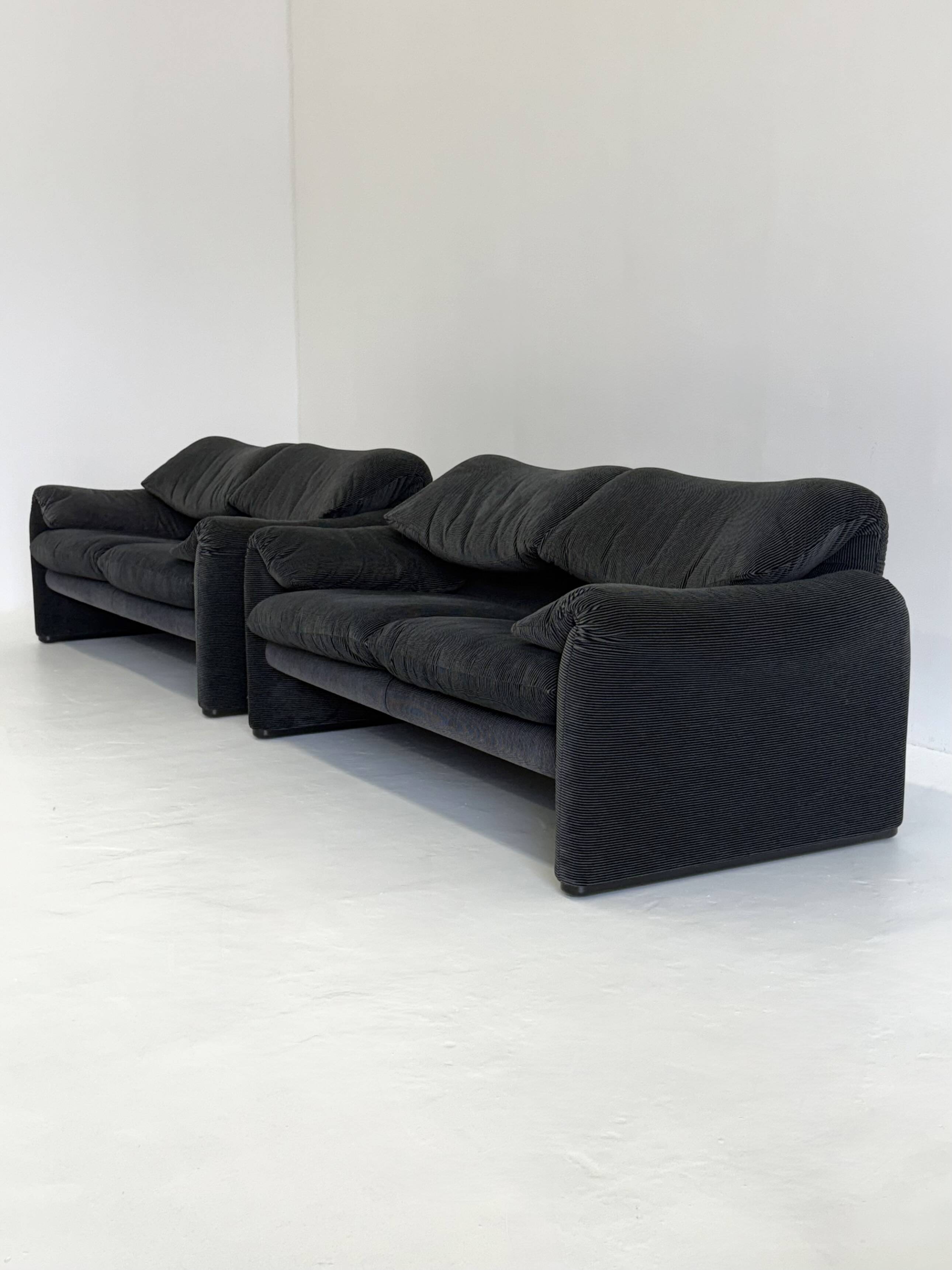 Cassina Maralunga 2 places noir-gris par Vico Magistretti