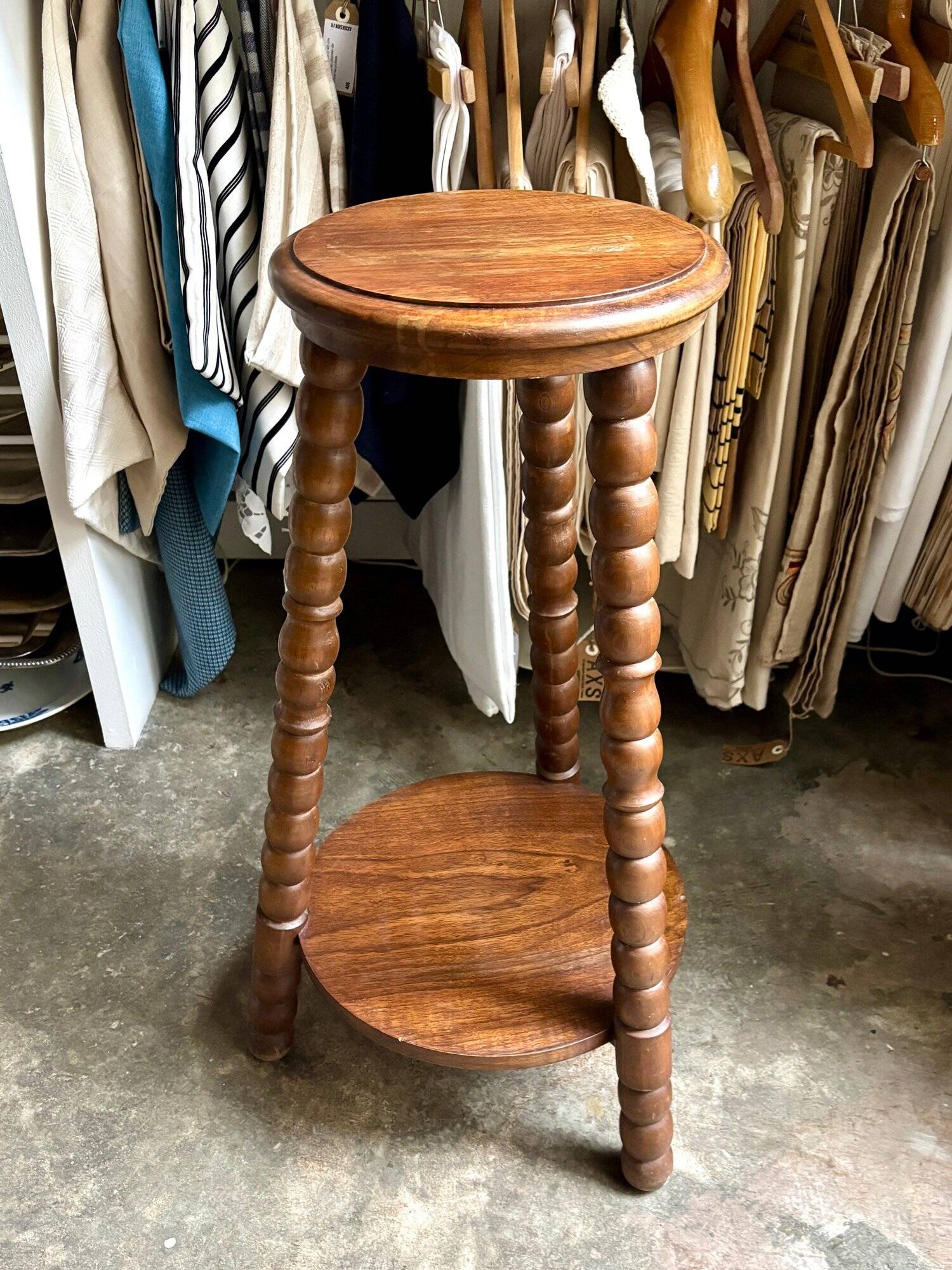 Sellette tripode en bois foncé