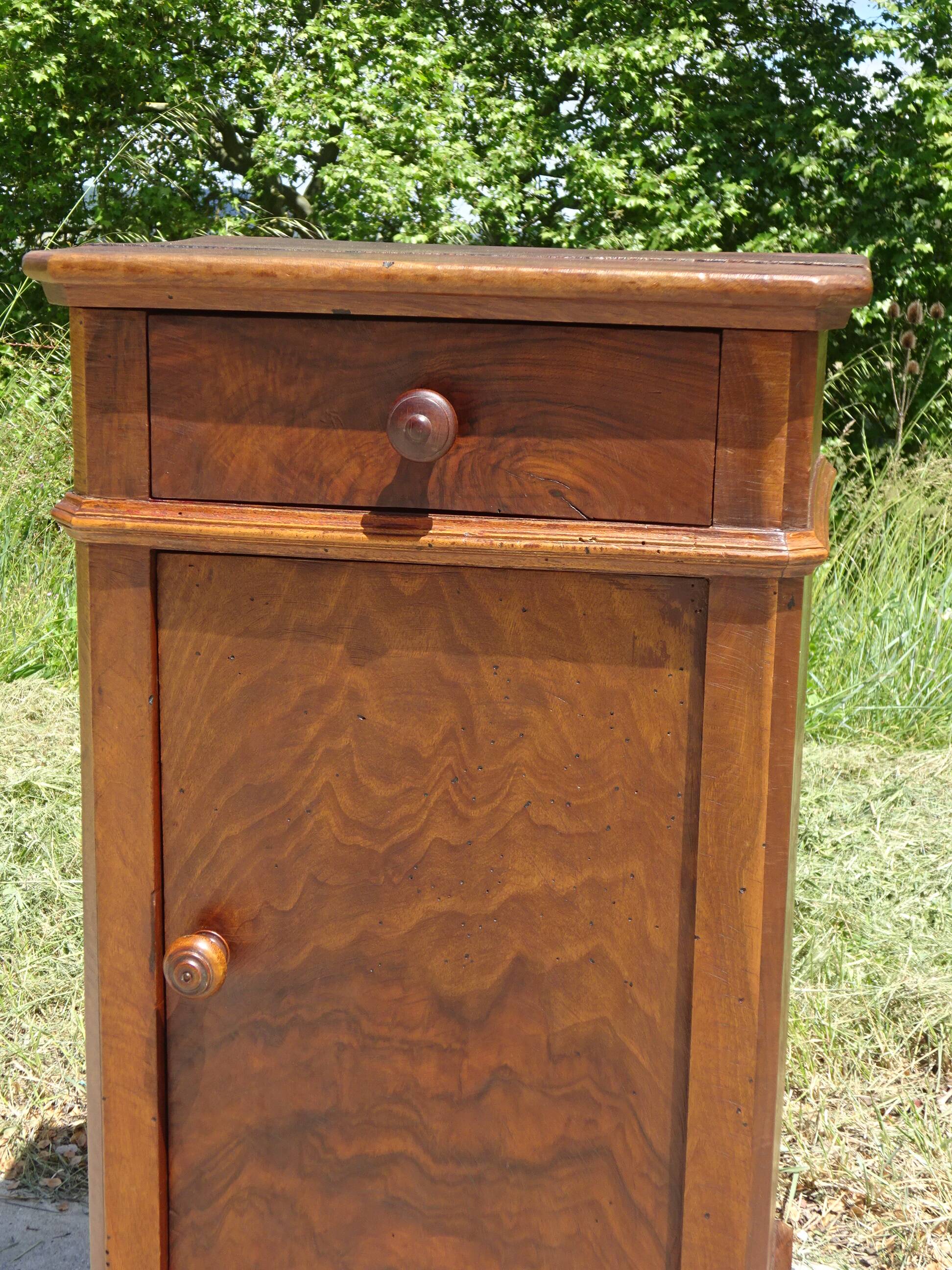 Louis Philippe bedside table in walnut and walnut burl.