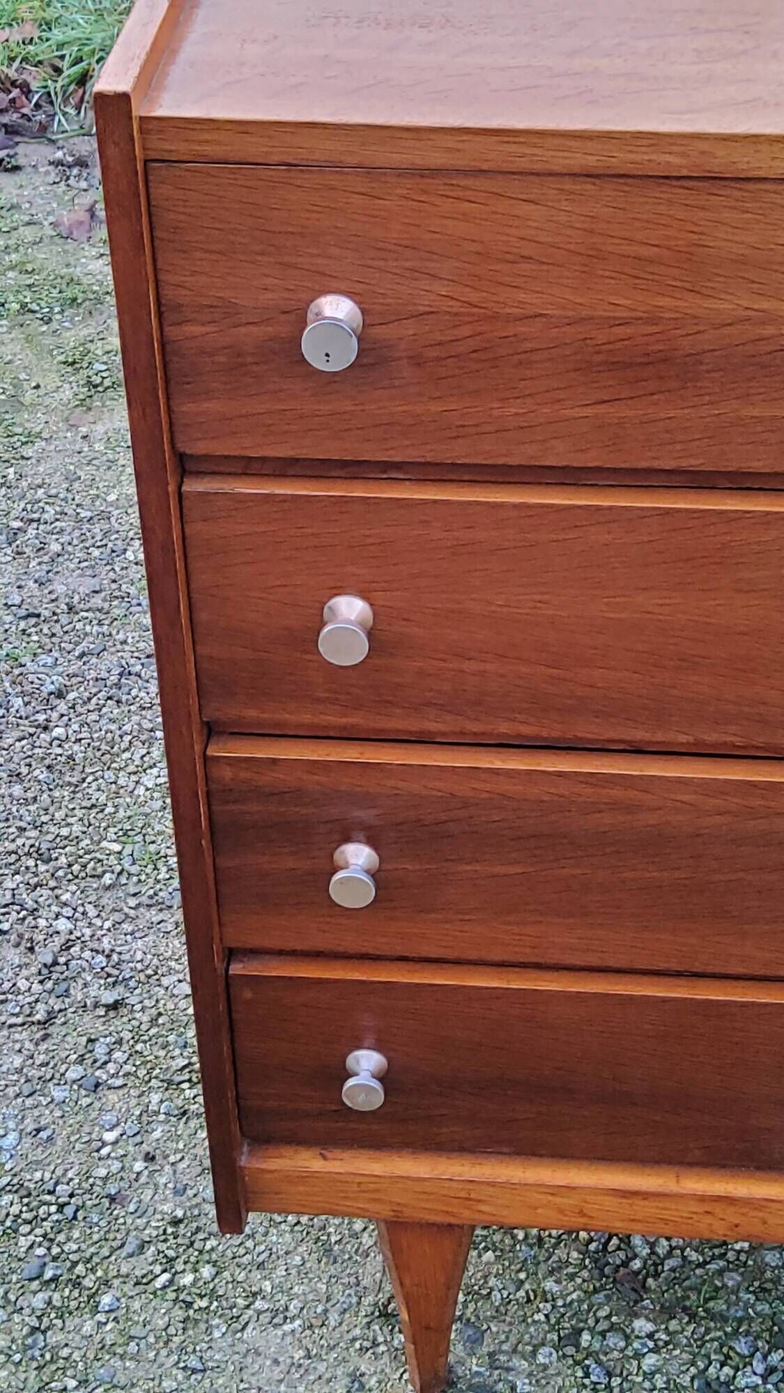 Vintage golden oak chest of drawers with 4 spindle feet from the 1950s